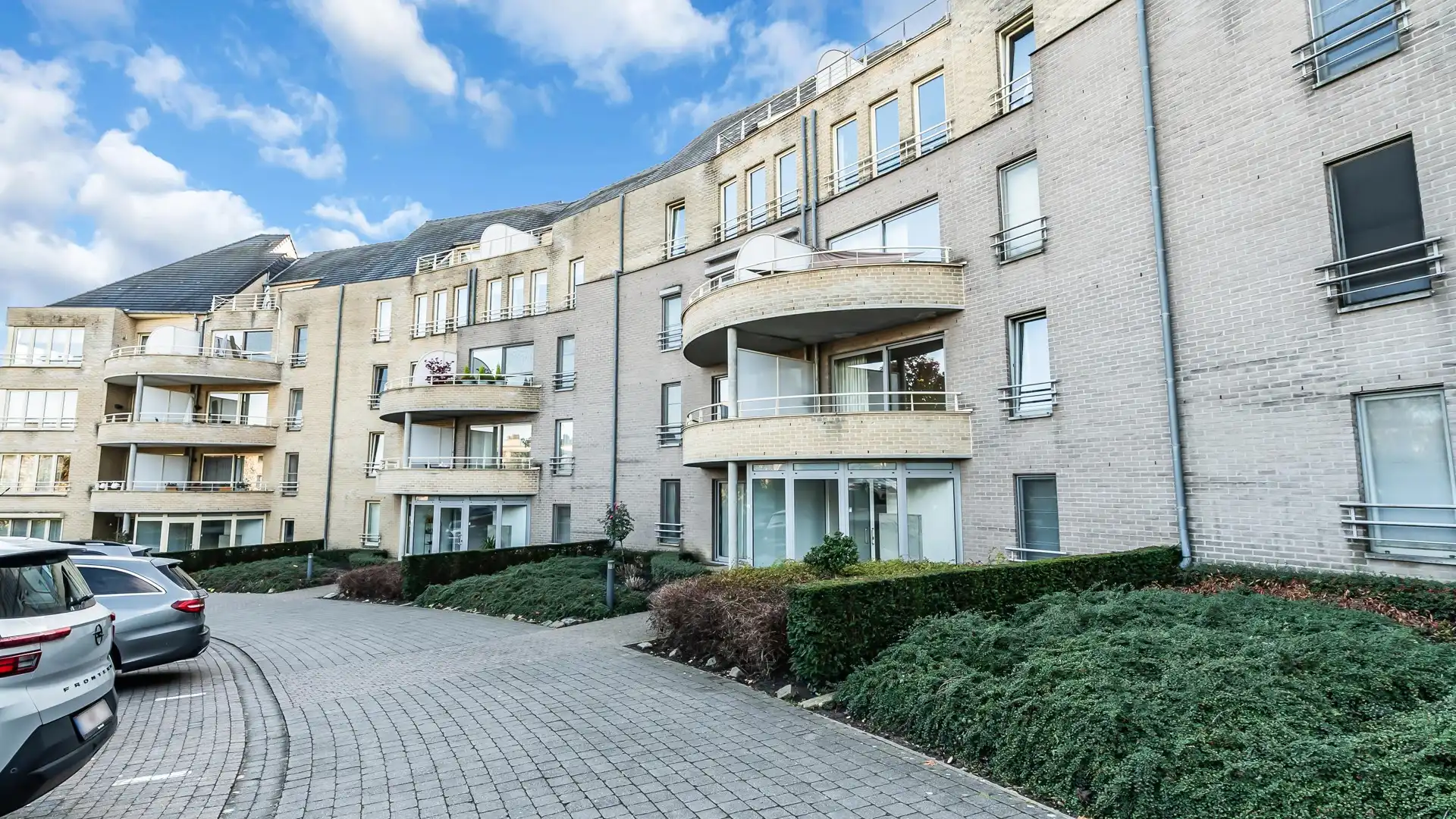Lichtrijk appartement met 2 slpkrs, 2 terrassen en ondergrondse garagebox in Genk foto 18
