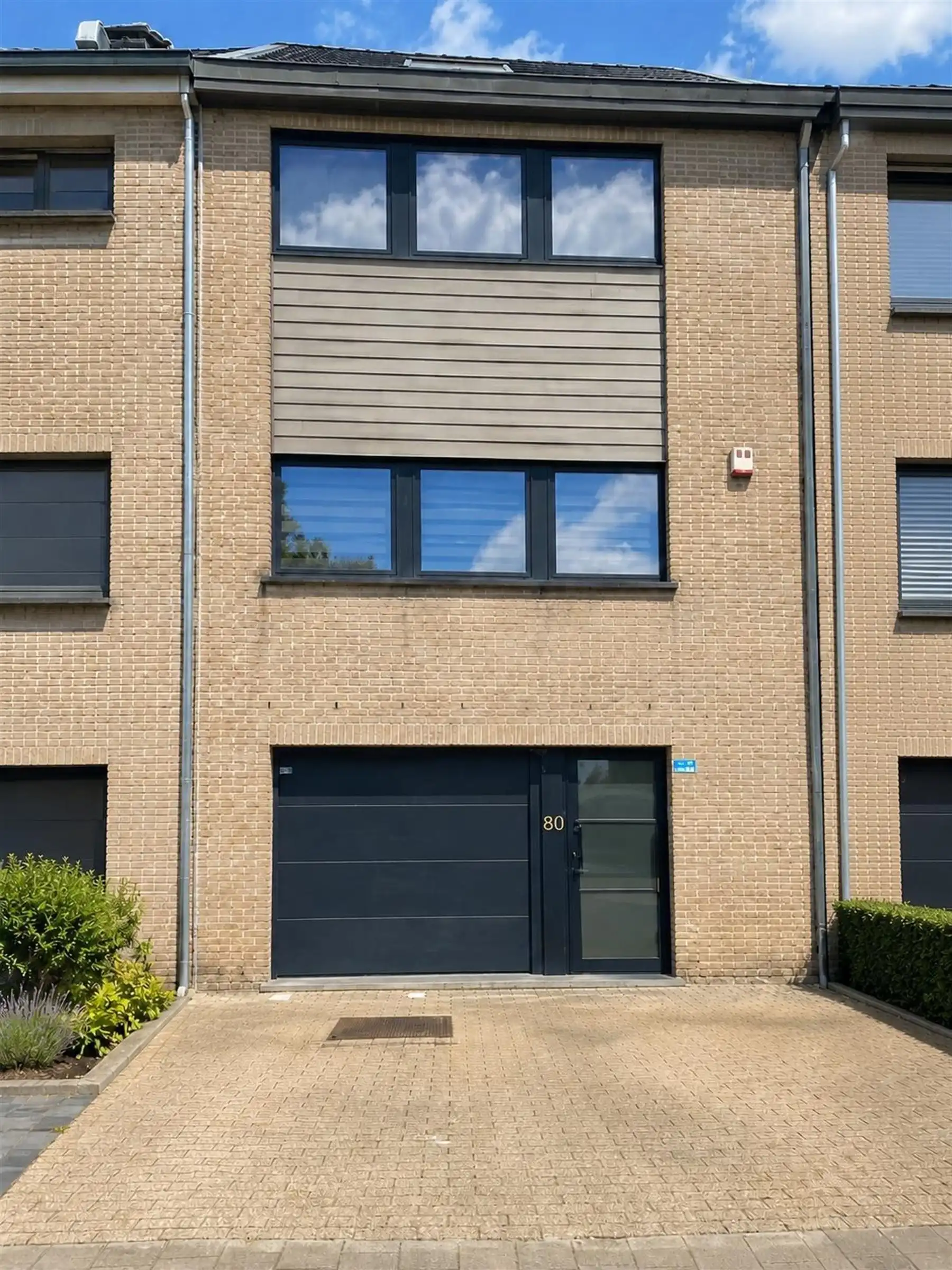 INSTAPKLARE WONING MET GEZELLIGE TUIN  foto {{pictureIndex}}