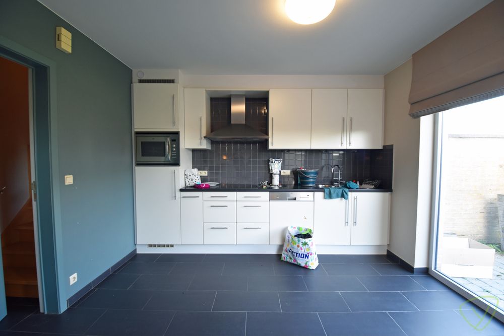 Modern afgewerkte en zeer verzorgde woning met een zonnnige tuin gelegen in een rustige woonwijk! foto 4
