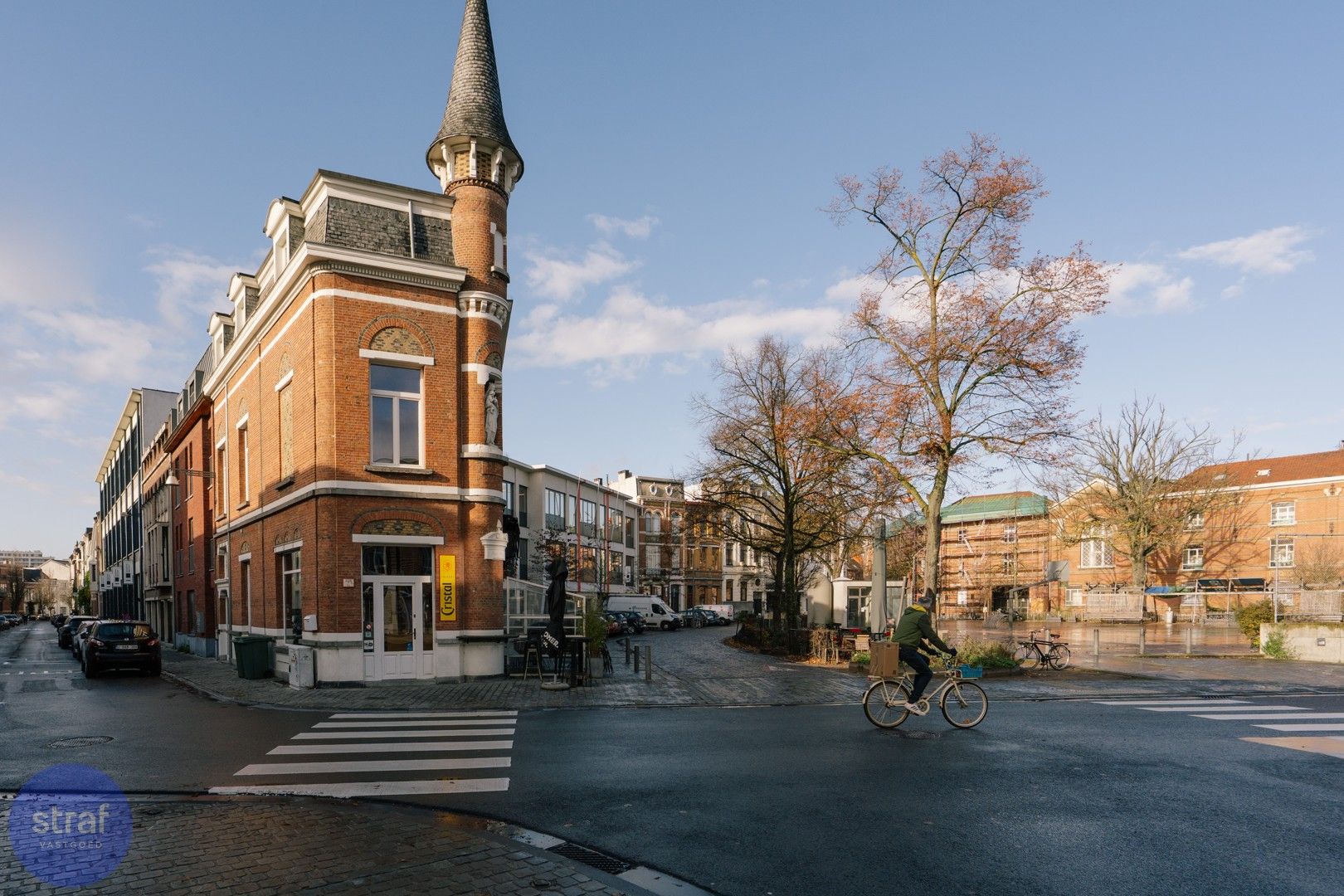 Moderne loft met open leefruimte en gezellige stadstuin in Berchem foto 21