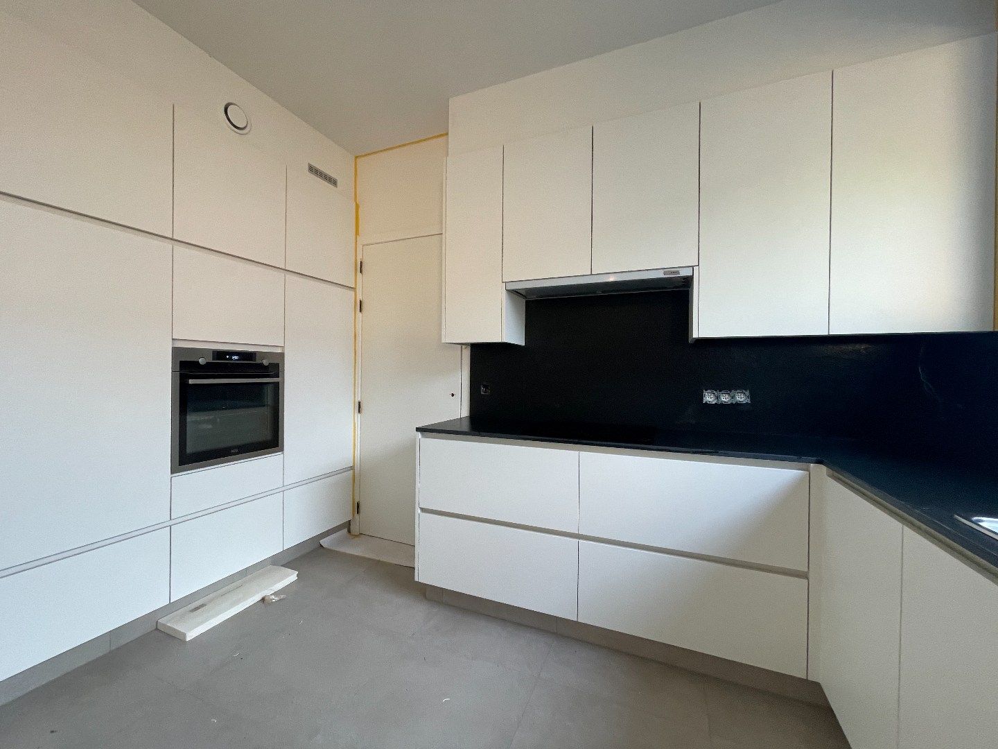 Gerenoveerde halfopen bebouwing met 3 slaapkamers en garage in centrum Roeselare  foto 4