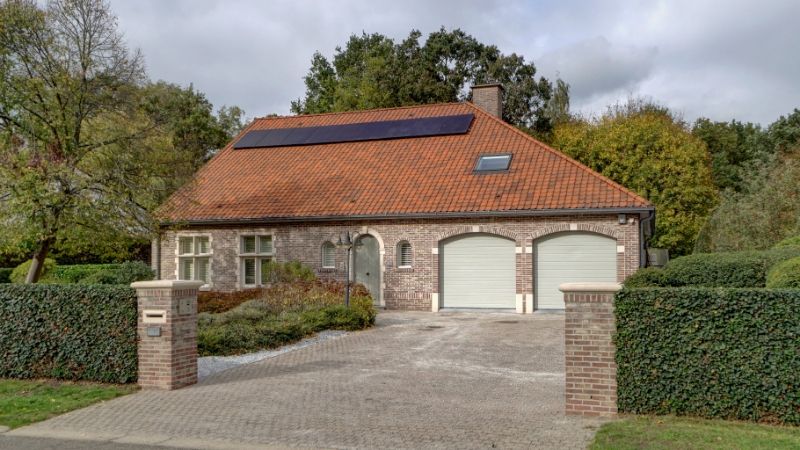 Zeer ruime villa van 432m² op 21 are vlakbij golf-en meerdomein foto {{pictureIndex}}
