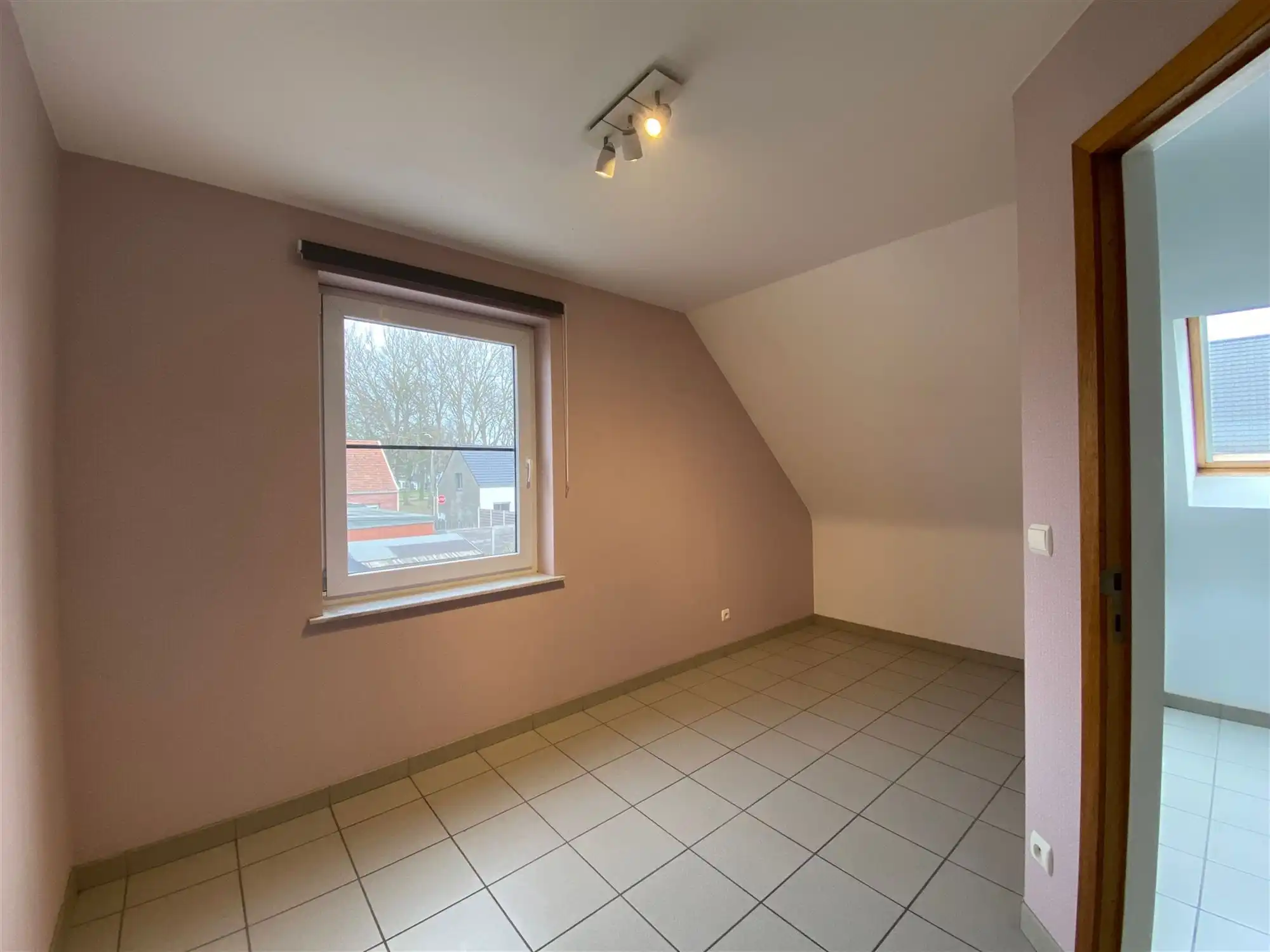 Halfopen bebouwing met grote tuin en veel parkeercomfort  foto 14