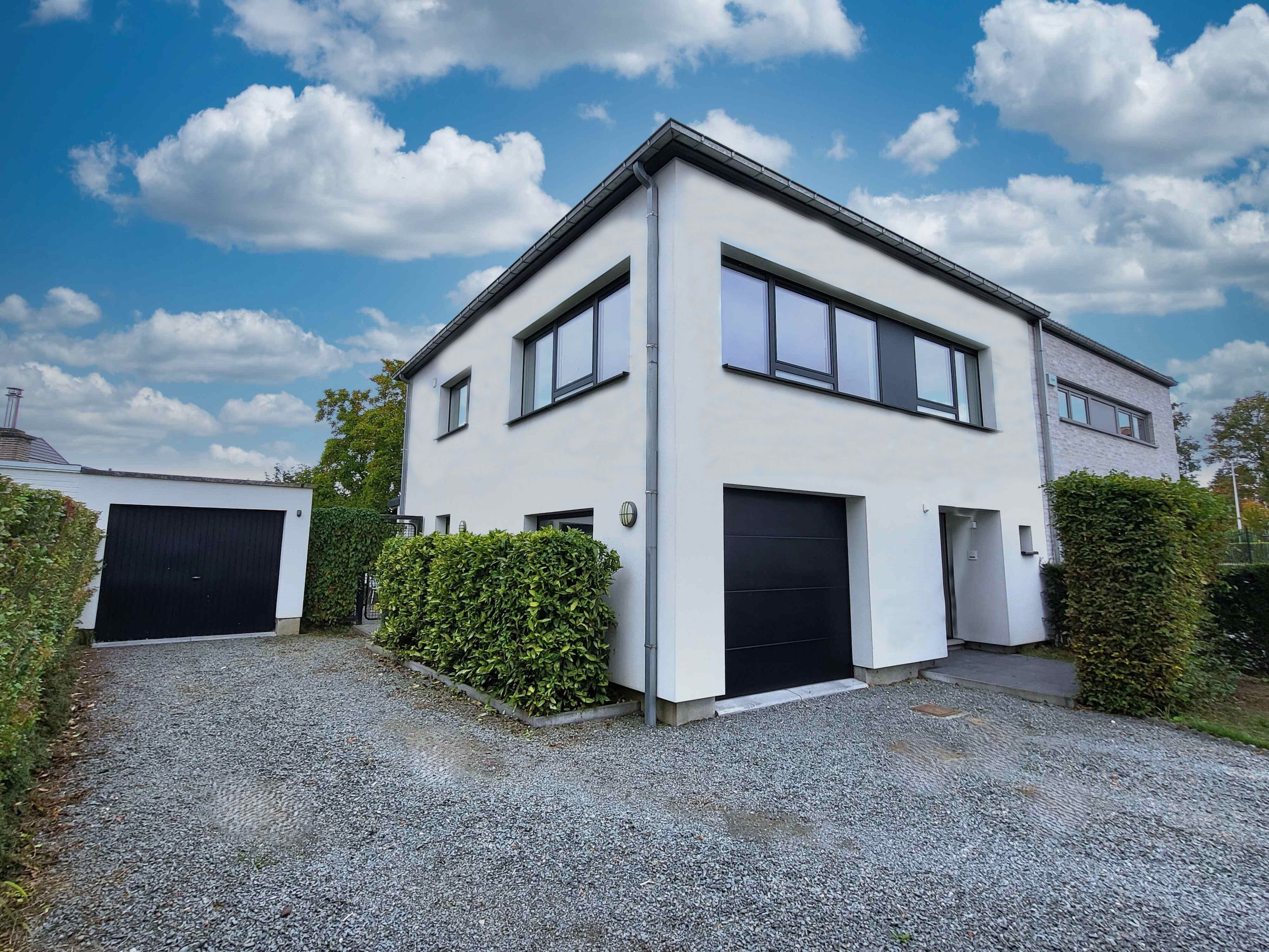 Prachtig gerenoveerde woning in 2015 op 428m² met zonnepanelen, zonnige tuin en 2 garages.  foto 3