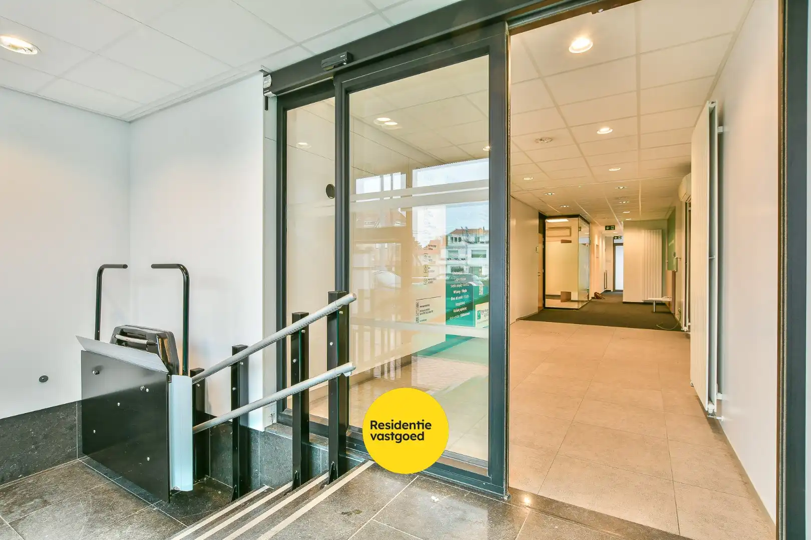 Uniek handelspand (voormalig bankkantoor) met veel mogelijkheden in centrum De Haan foto 5