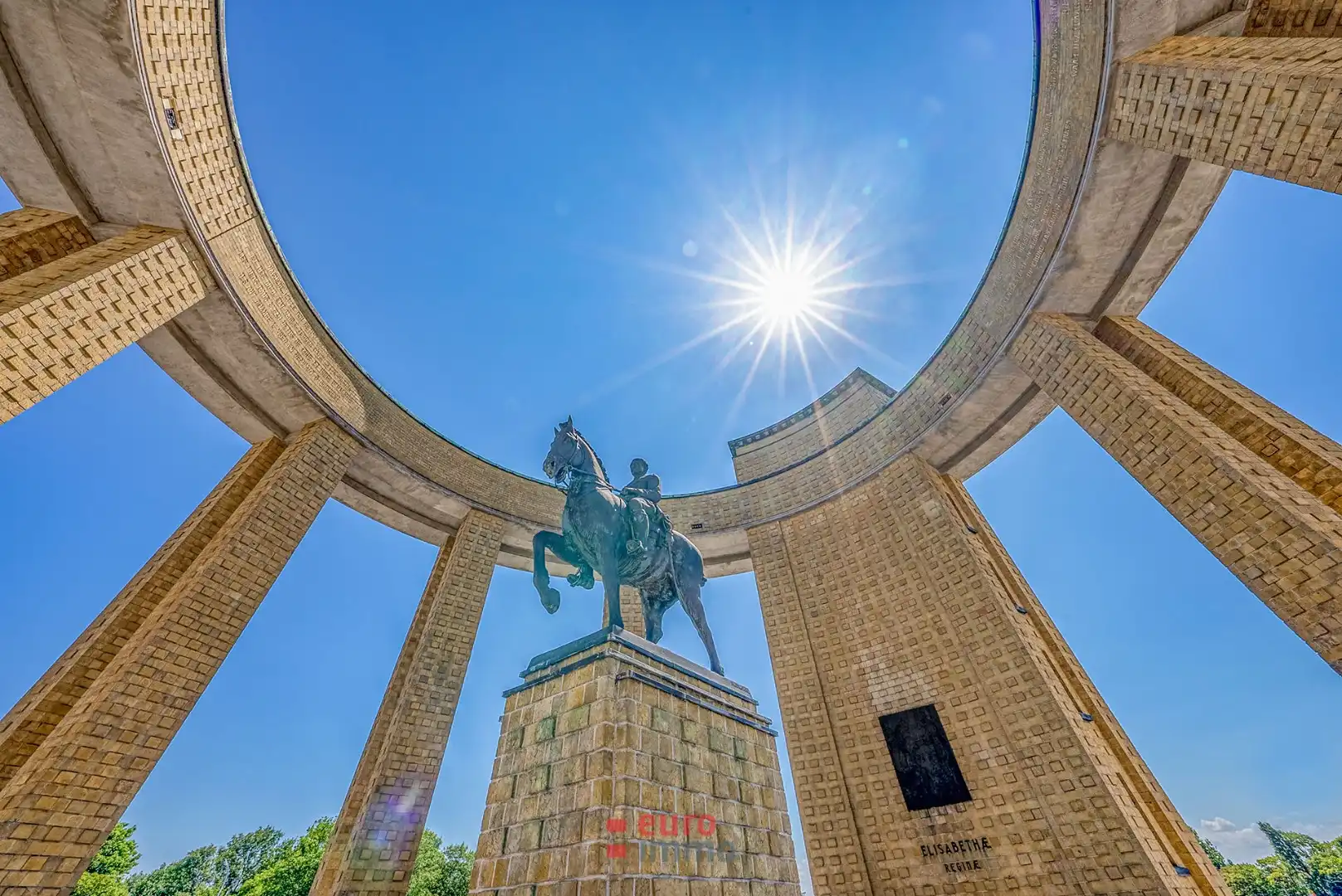 VASTGOEDTOPPER in Nieuwpoort: ruime stadswoning met tuin en garage. foto 17