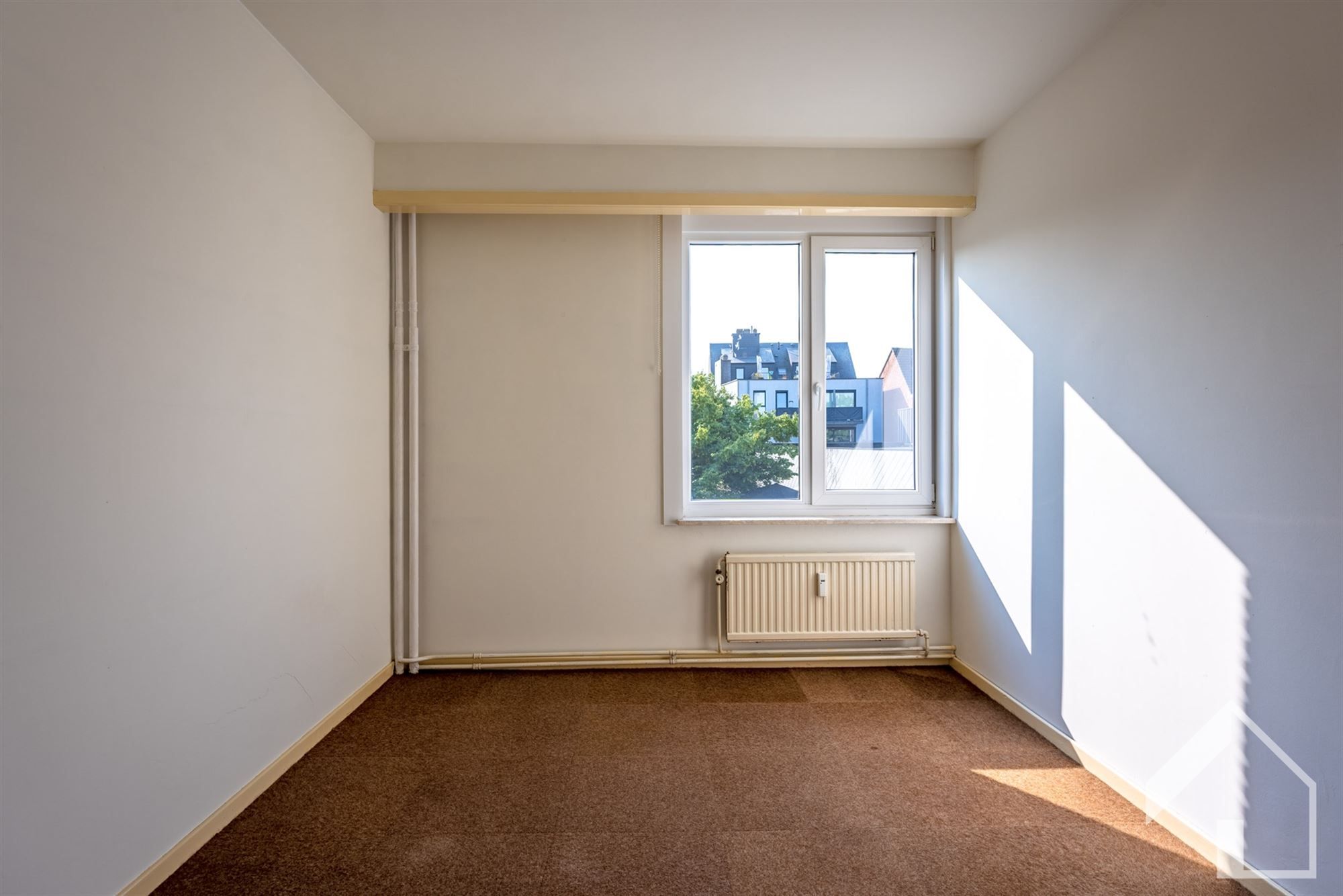 Ruim op te frissen 3-slaapkamerappartement met garage  foto 7