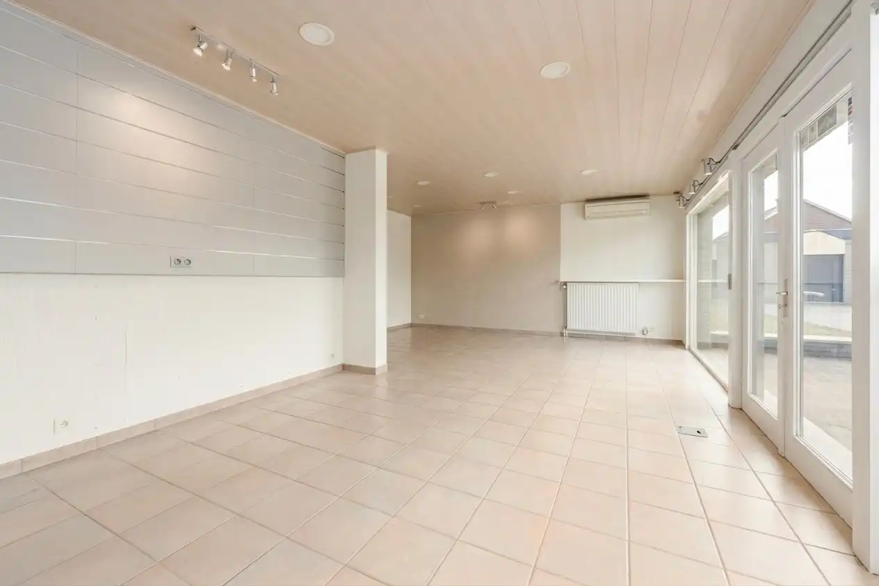 Wonen en werken combineren op toplocatie te Ichtegem - handelswoning met ruime woonst, tuin en garage foto 4