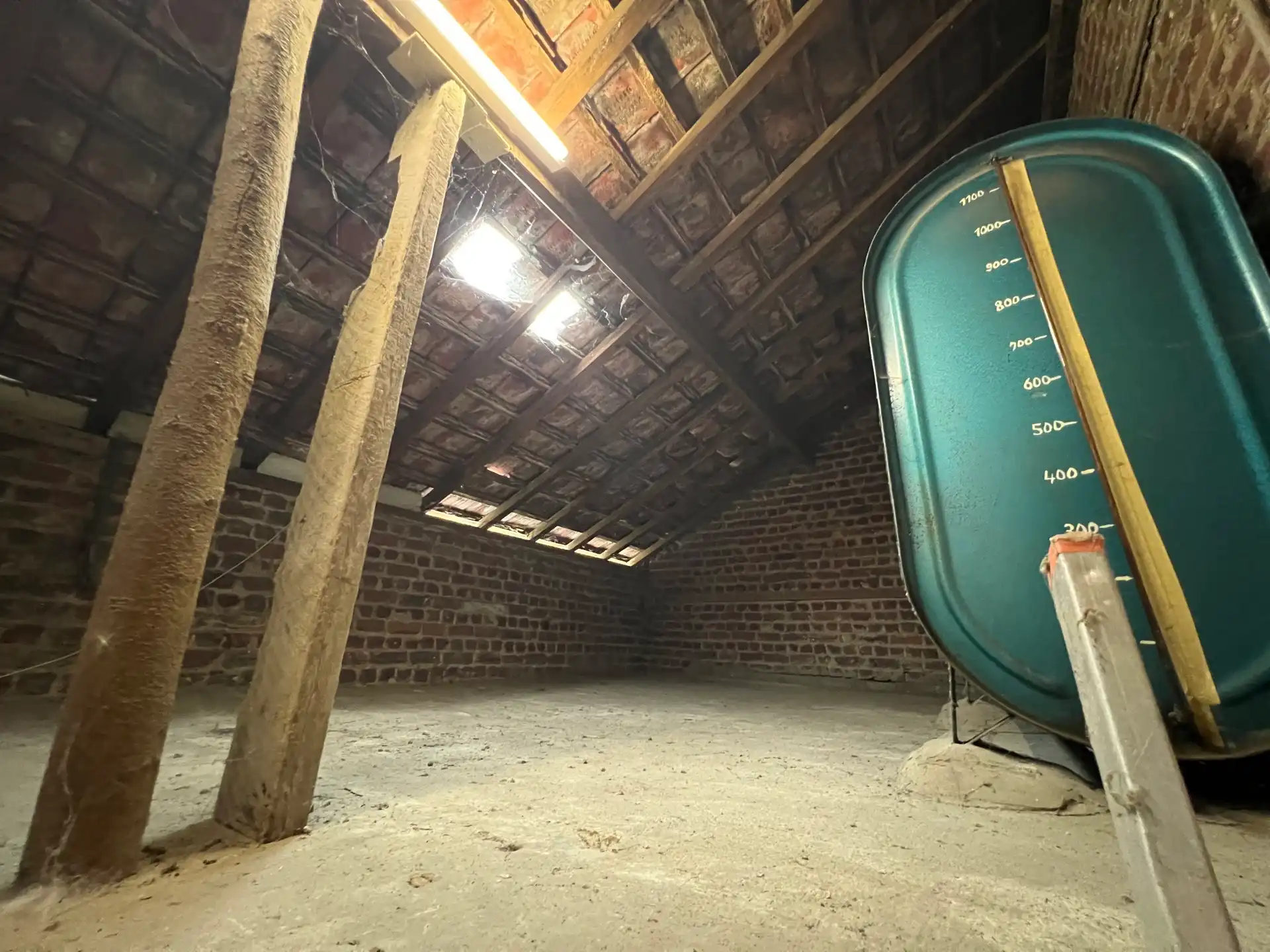 Fantastisch mooi en rustig gelegen te renoveren woning  foto 26