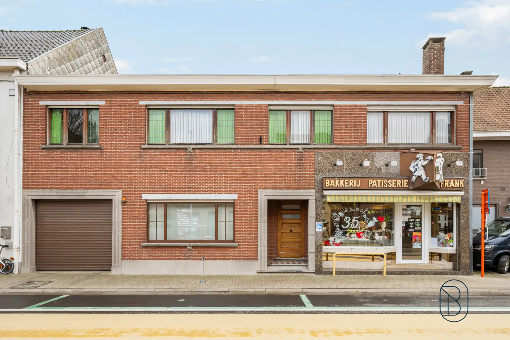 Veelzijdig handelspand met ruime woning in Deerlijk foto {{pictureIndex}}