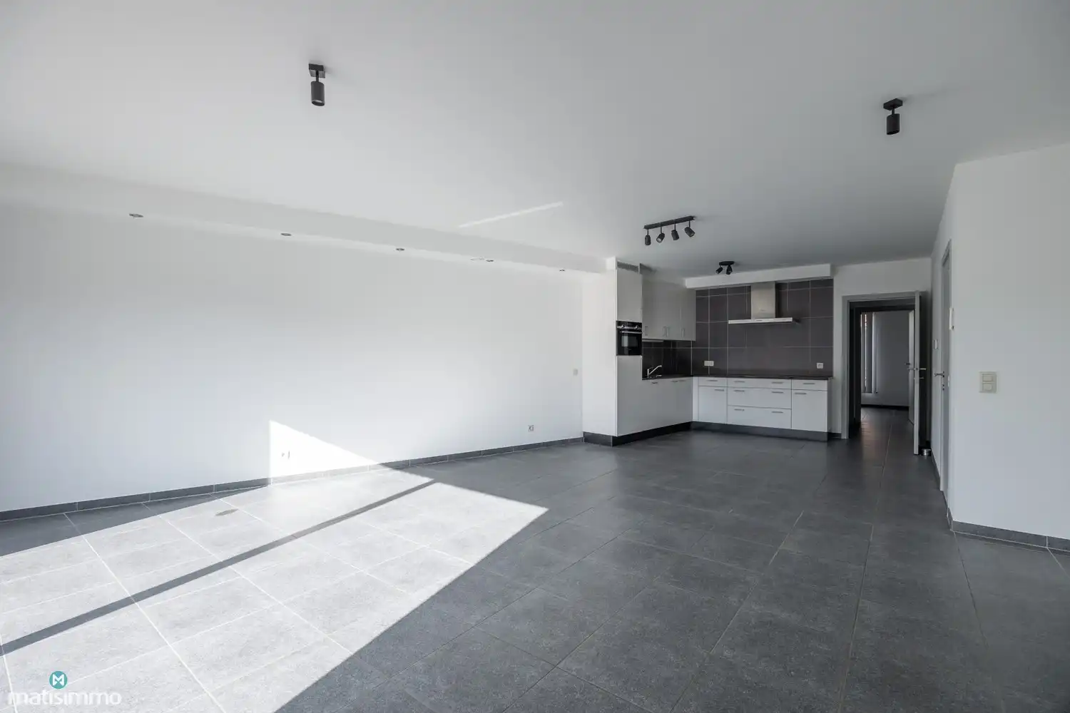 INSTAPKLAAR APPARTEMENT MET 2 SLAAPKAMERS, RUIM TERRAS EN AUTOSTAANPLAATS IN HET CENTRUM VAN BILZEN foto 6