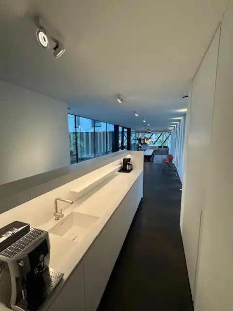 Modern gebruiksklaar gemeubeld kantoor aan de Oude Dokken ontworpen door Caan Architecten. foto 7