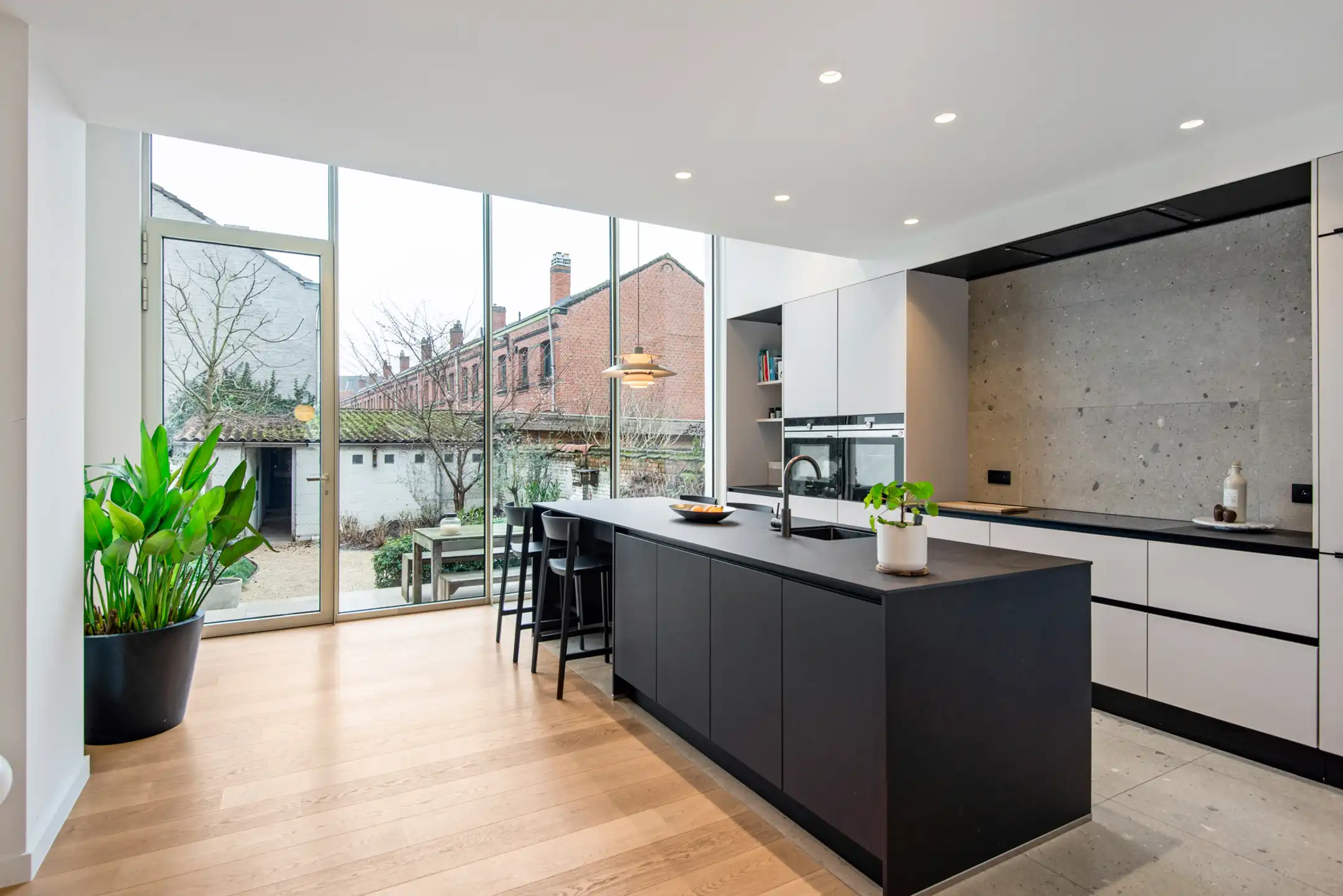 In het centrum gel. stadswoning met 5 slpk., terras, tuin en garage foto 4