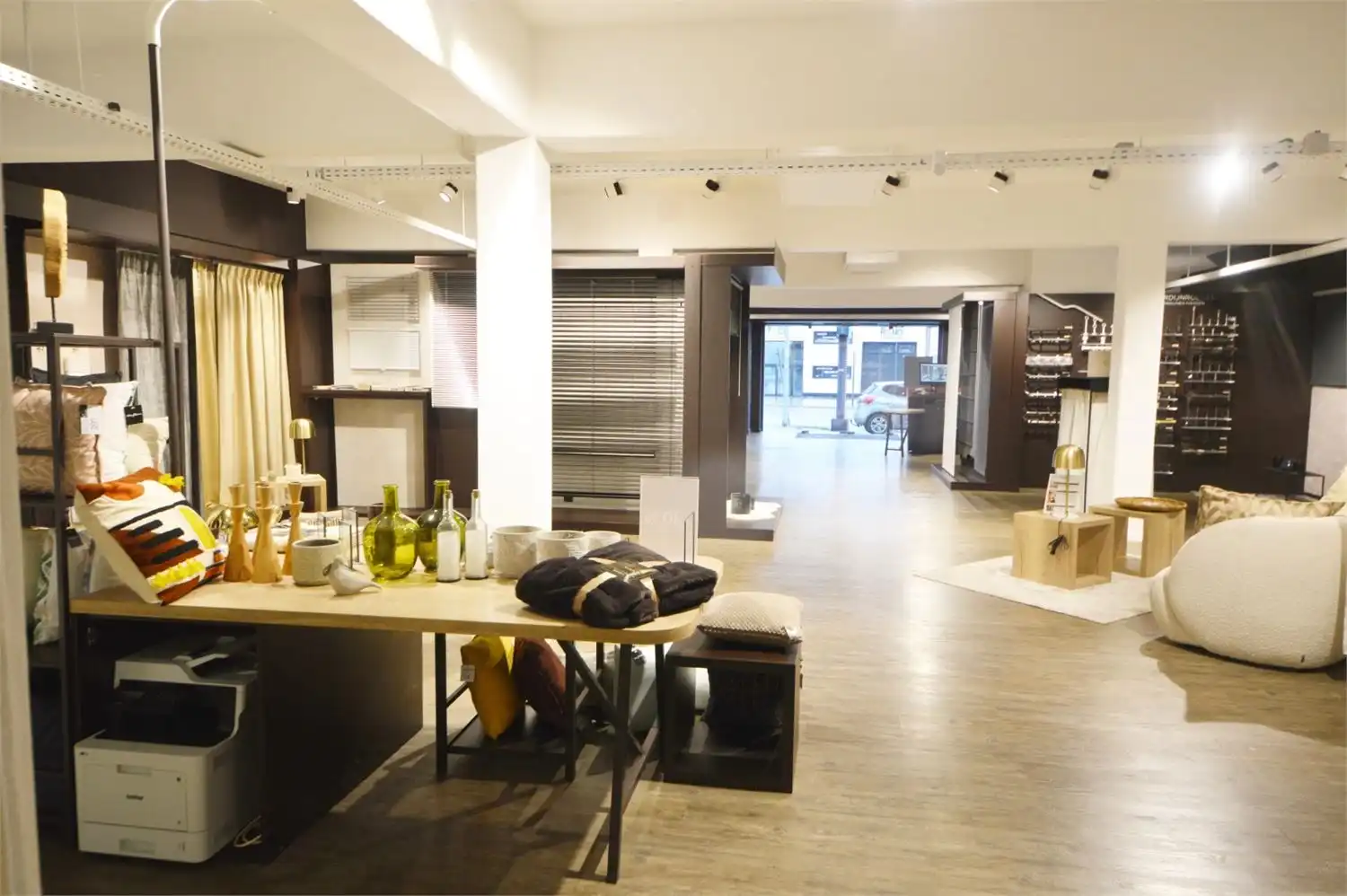 TOP GELEGEN BAANWINKEL MET PARKING NAAST IXINA EN TORFS, nabij BURGER KING & MC DONALDS foto 5