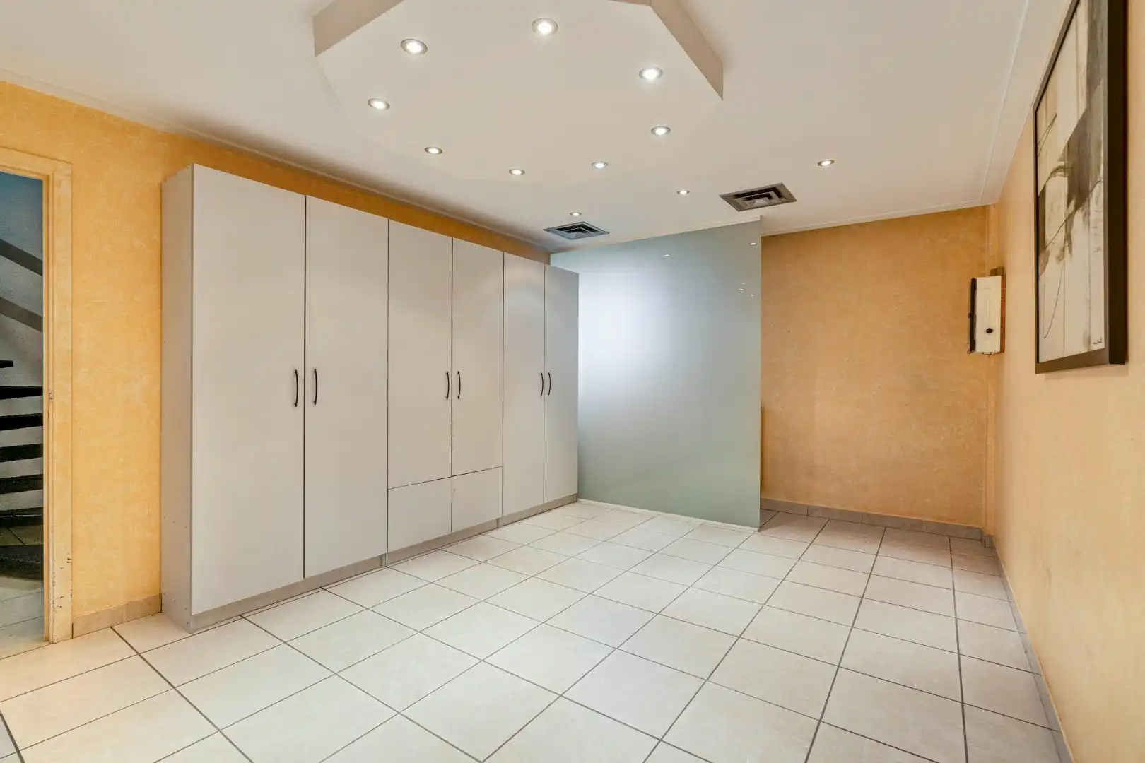 Bedrijfsgebouw met kantoren, magazijnen en woonst - groot 2580 m² foto 13