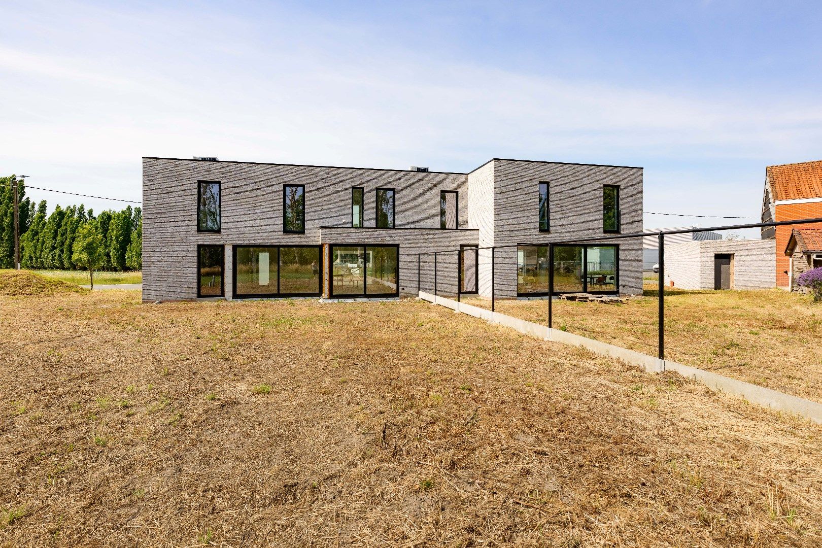ZEER UIME NIEUWBOUWWONING MET 3 SLPKS | TUIN | GARAGE foto {{pictureIndex}}
