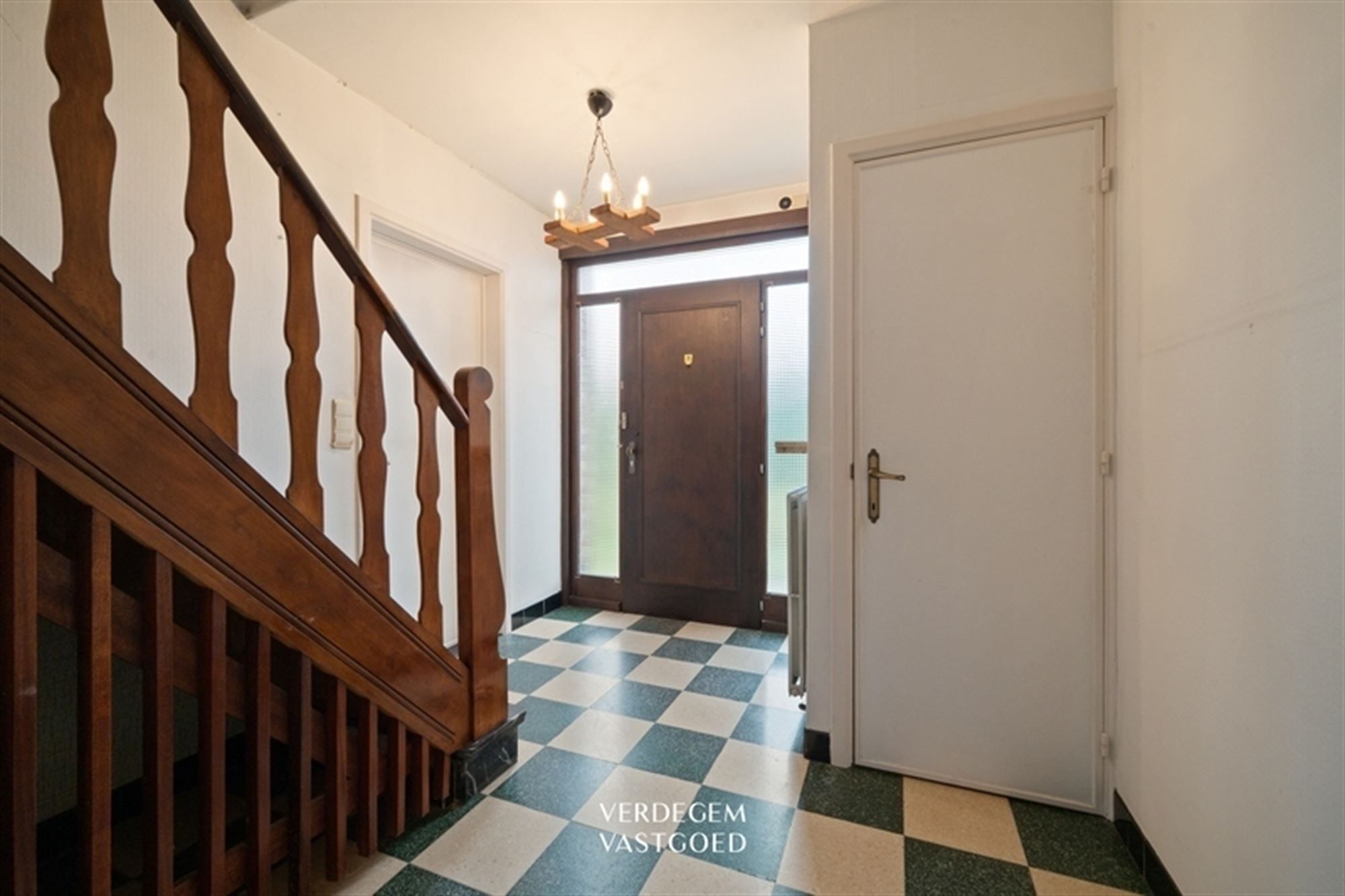 Ruime villawoning met 4+1 slaapkamers en fijne tuin, te renoveren foto 12