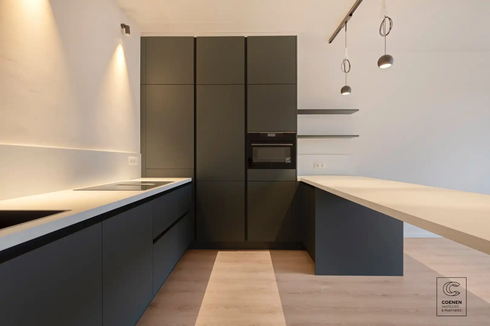 Prachtig gerenoveerd appartement van 87 m² op centrale ligging te Wilrijk! foto 5