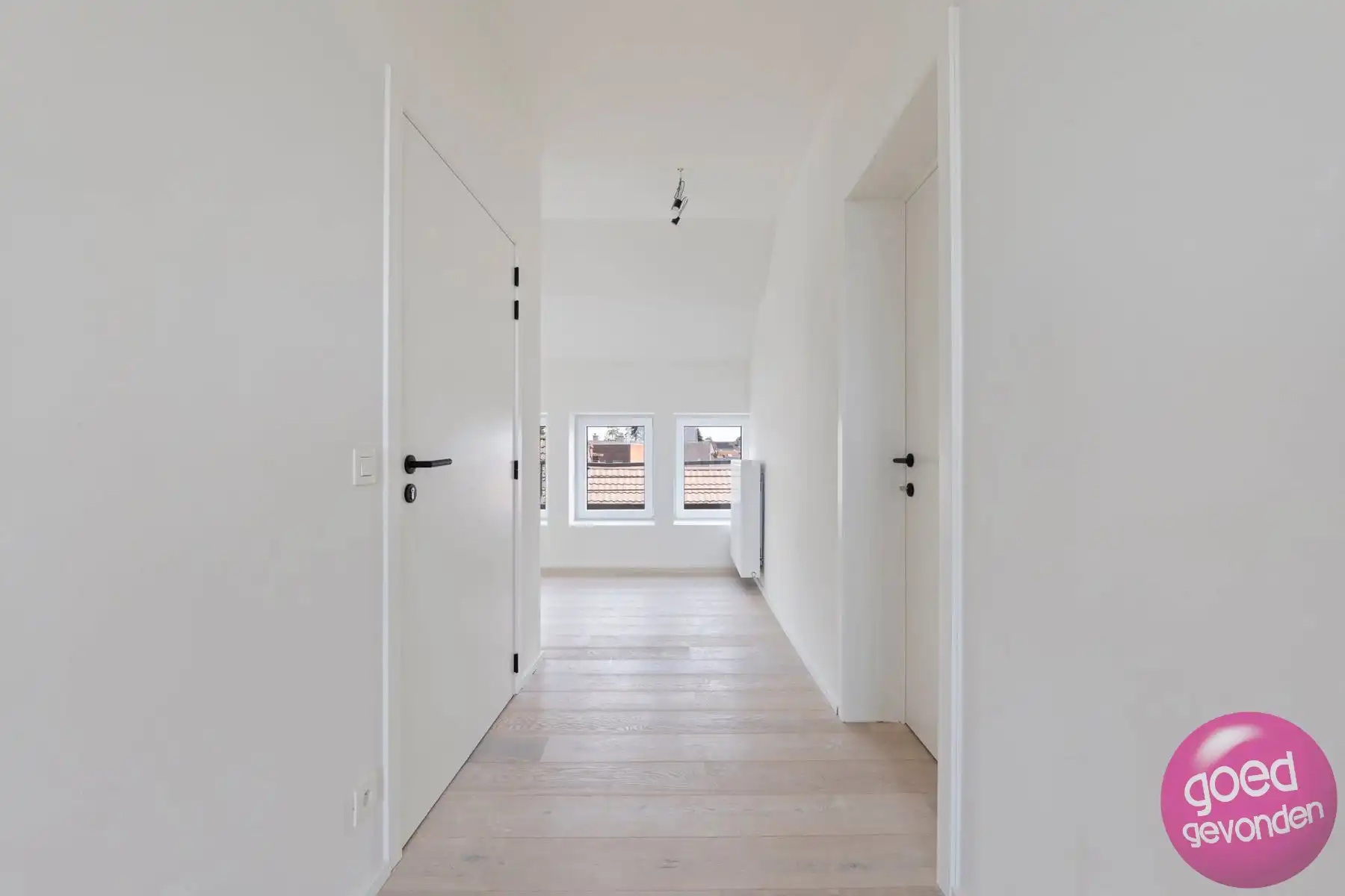 NIEUW APP - 1of2 SLK - TERRAS - KELDER - CENTRUM - GEEN BTW foto 2