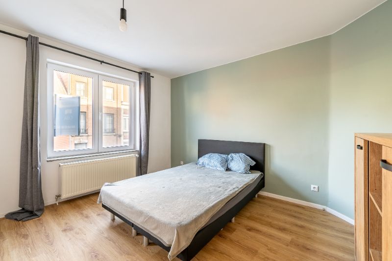 Recent gerenoveerde woning met ruime garage foto 13