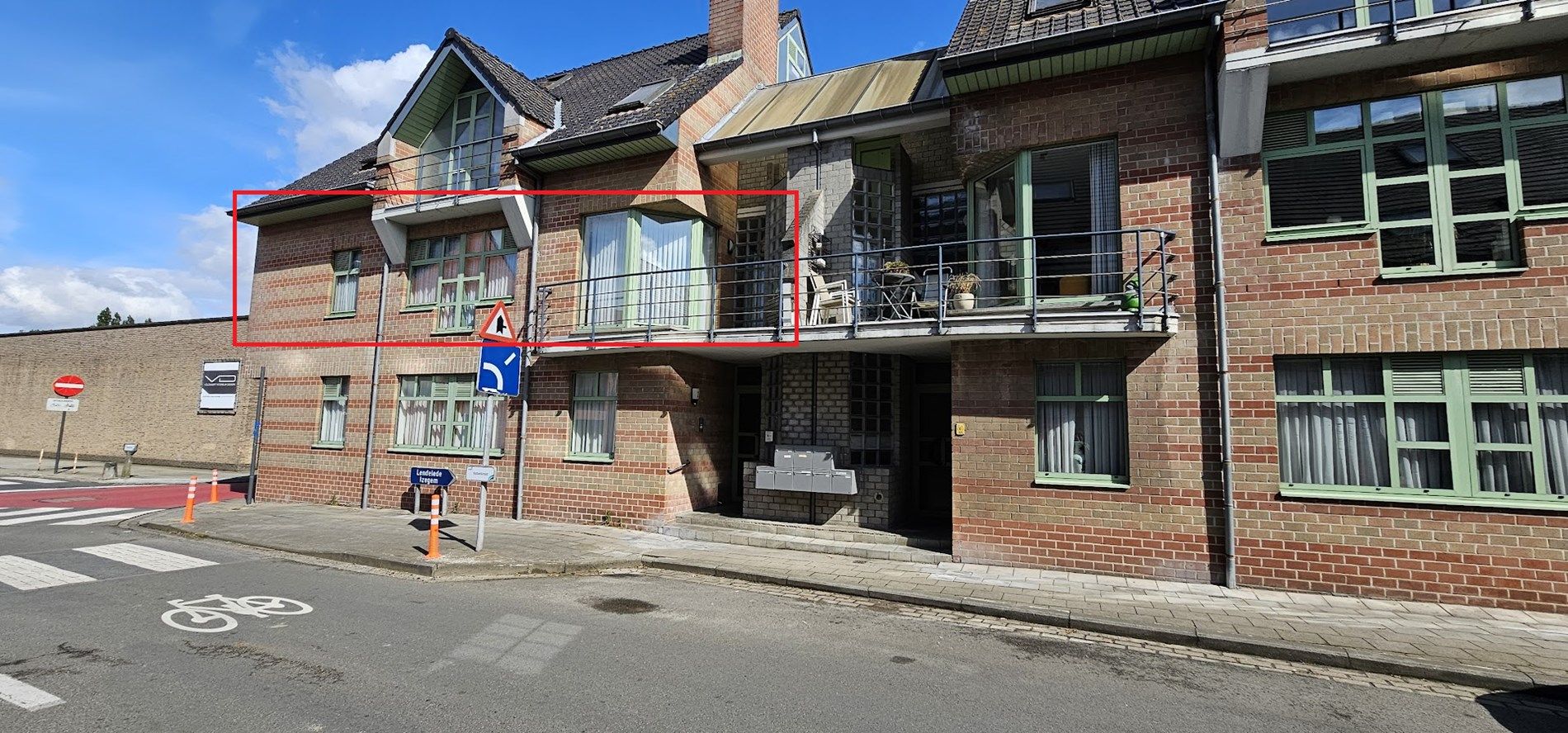 Ruim appartement met terras, lift en 2 slaapkamers in Sint-Eloois-Winkel - Energielabel B, EPC-waarde 128.00 - inclusief parkeerplaats foto 1