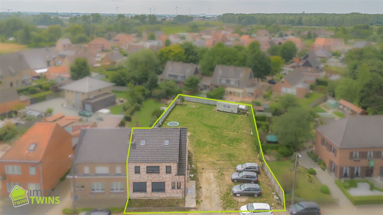 Instapklare gezinswoning  met 5 slaapkamers en een ruime zonnige tuin. foto {{pictureIndex}}
