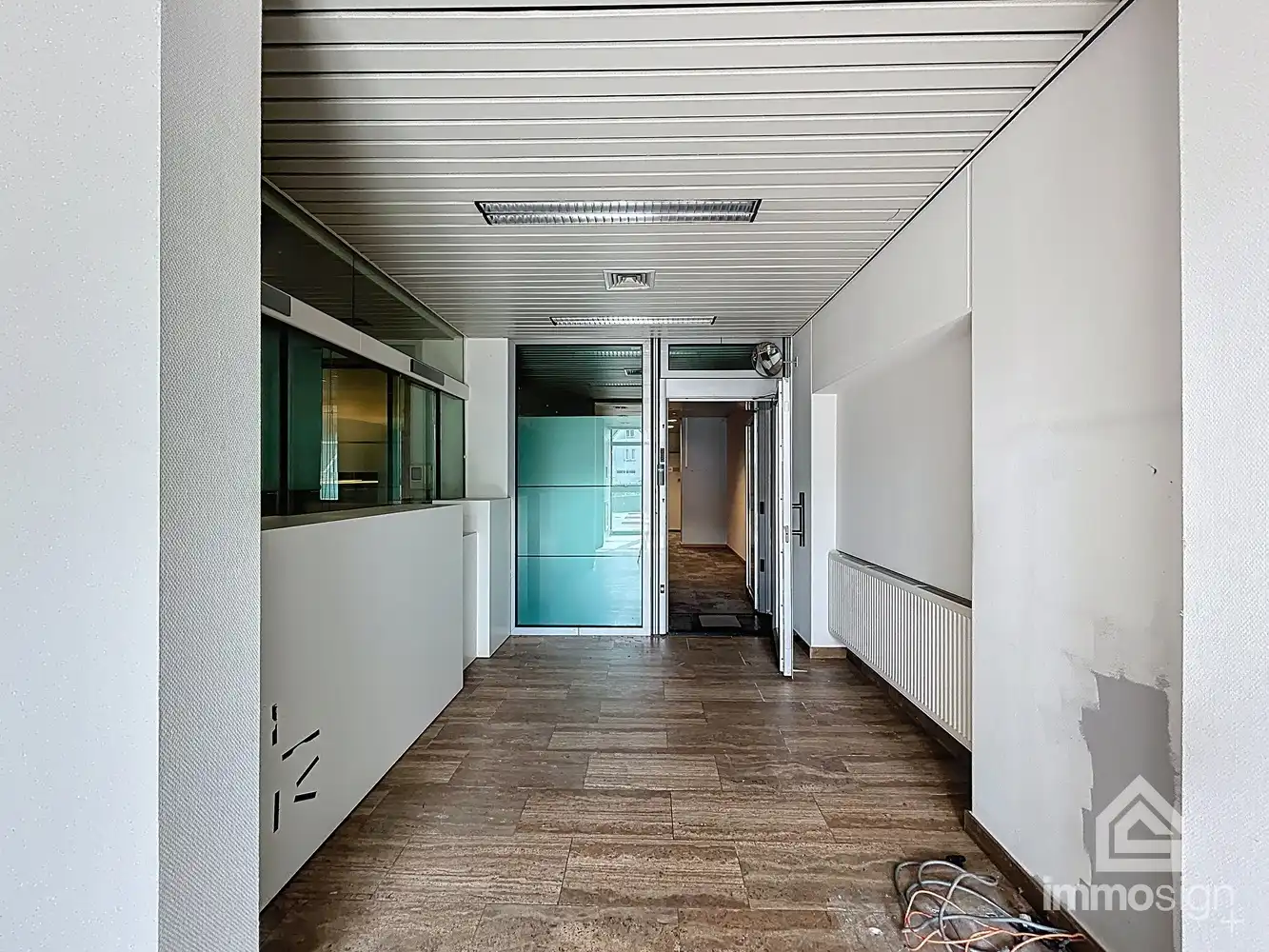 Gelijkvloerse kantoorruime van 243m² langs de Rijksweg foto 4