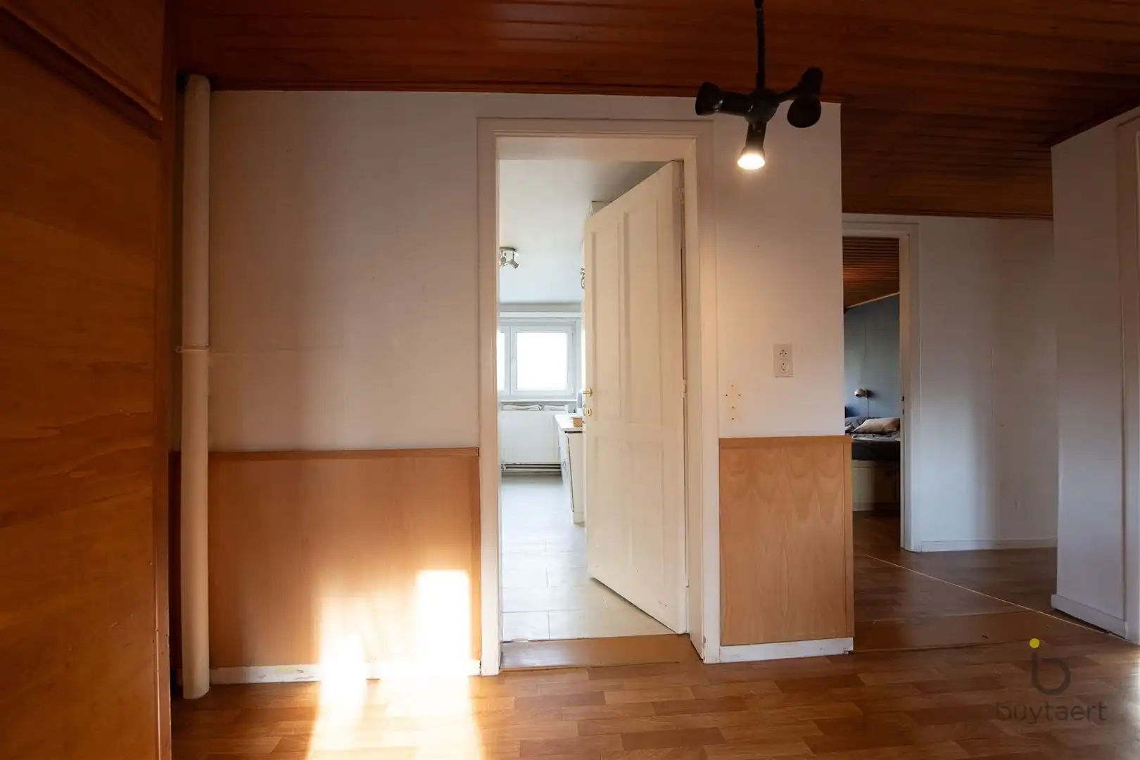 Veel renovatiepotentieel in ruime rustig gelegen familiewoning midden in het groen! foto 29