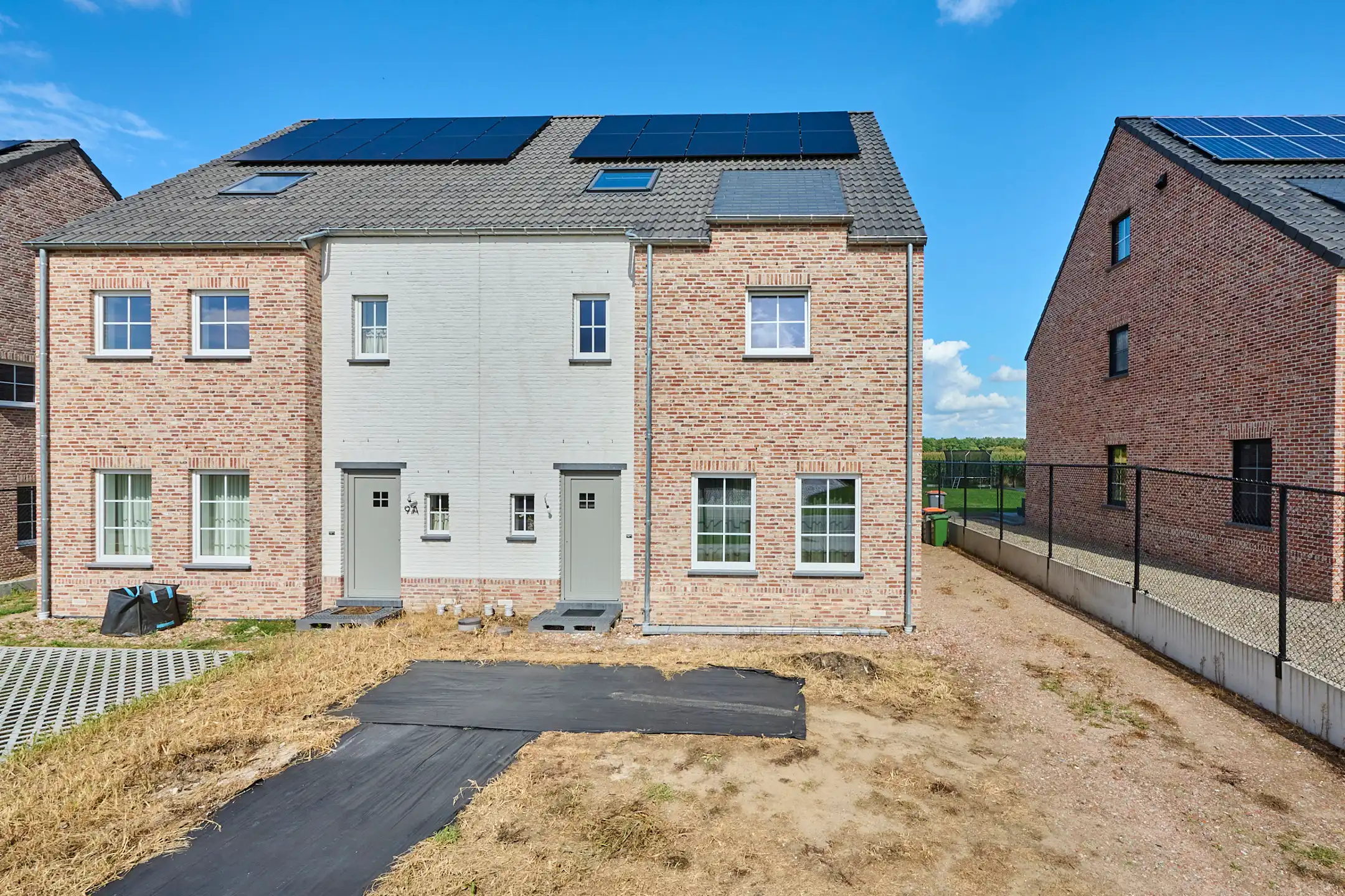 Ruime instapklare gezinswoning met zicht op achterliggend groen.&nbsp; foto {{pictureIndex}}