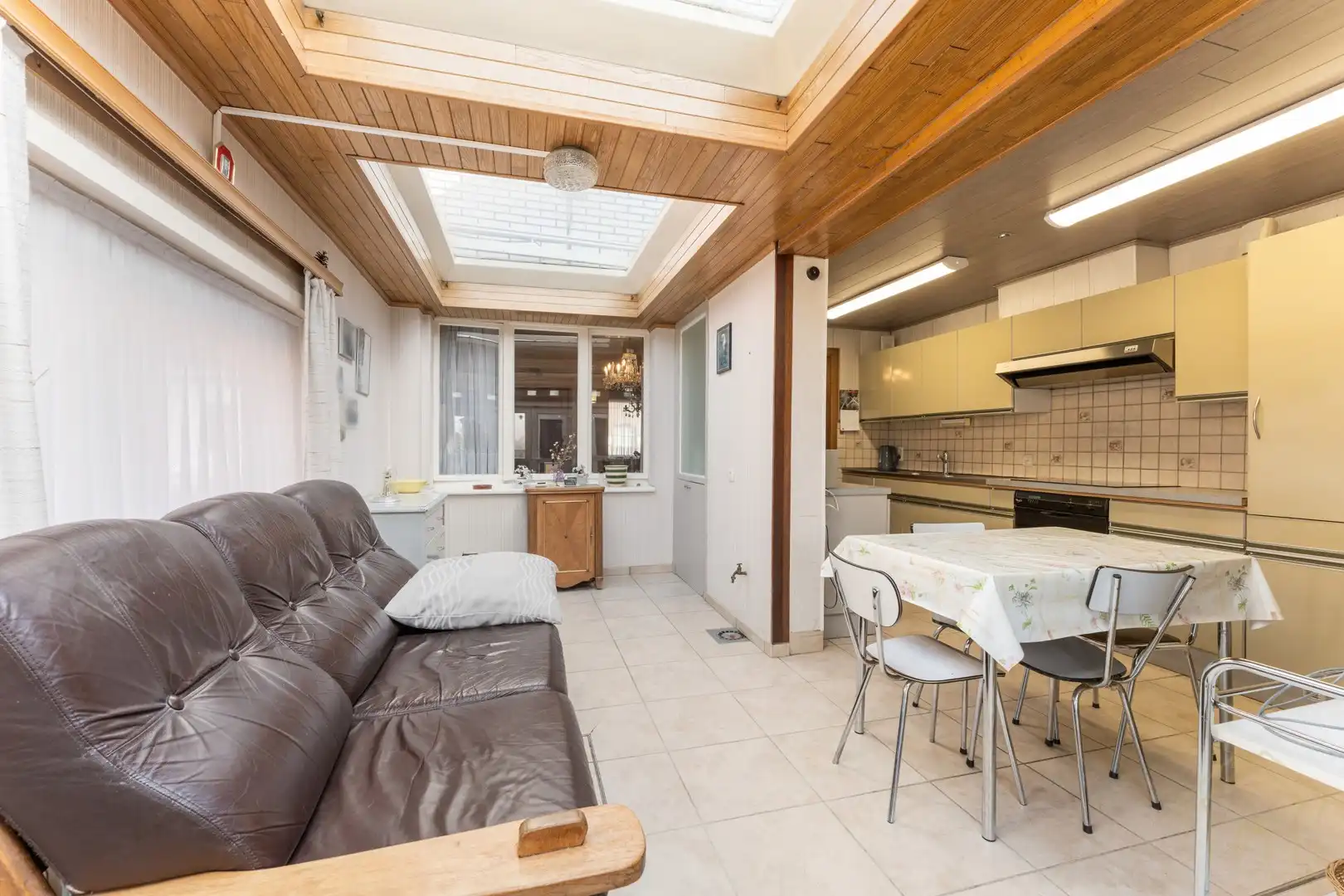 Halfopen gezinswoning met 5 slaapkamers en diepe tuin met uitweg foto 9