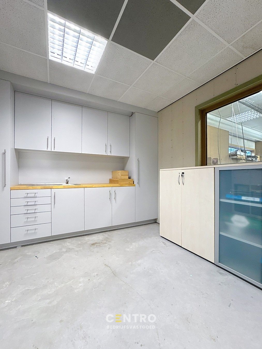 Prachtig BEDRIJFSPAND, bestaande uit MAGAZIJN (576m2 + tussenverdieping), BURELEN en instapklare, alleenstaande WONING. Op ambachtelijke zone te Aalter. foto 10