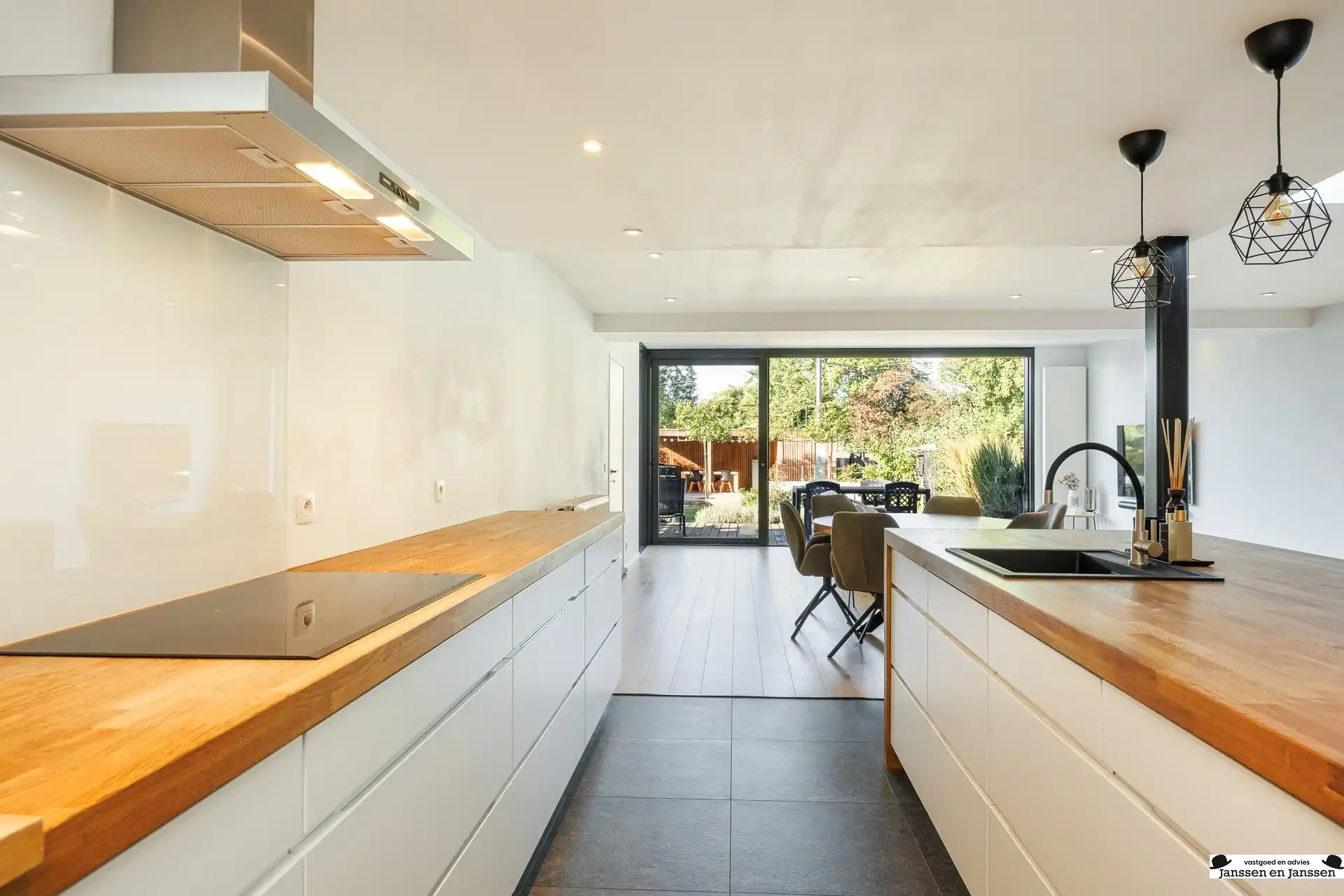 Prachtig gerenoveerde woning met 4 slaapkamers, garage en zonnige tuin foto 7
