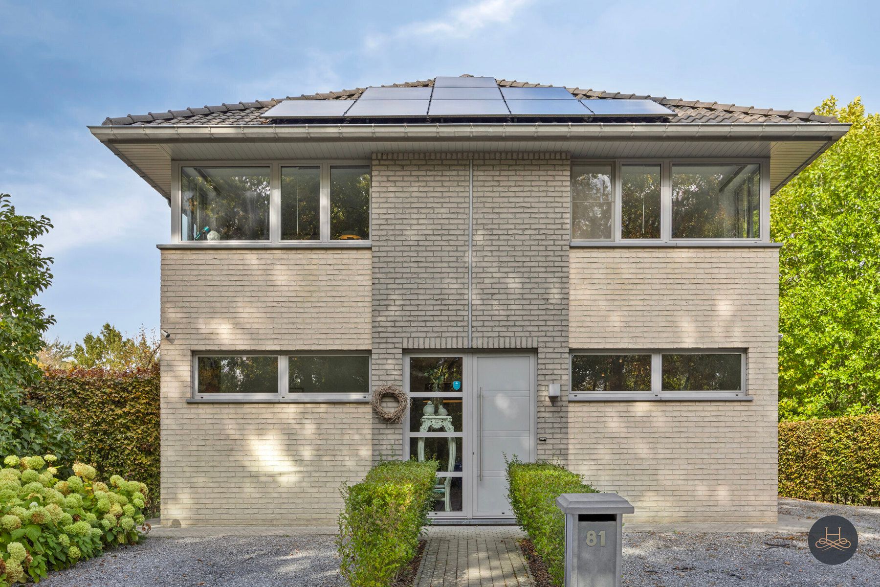 Ruime gezinswoning met zwembad in groene, rustige omgeving foto 2