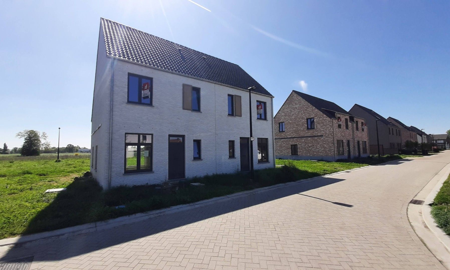 Energiezuinige halfopen bebouwing met 3 slpk’s foto {{pictureIndex}}