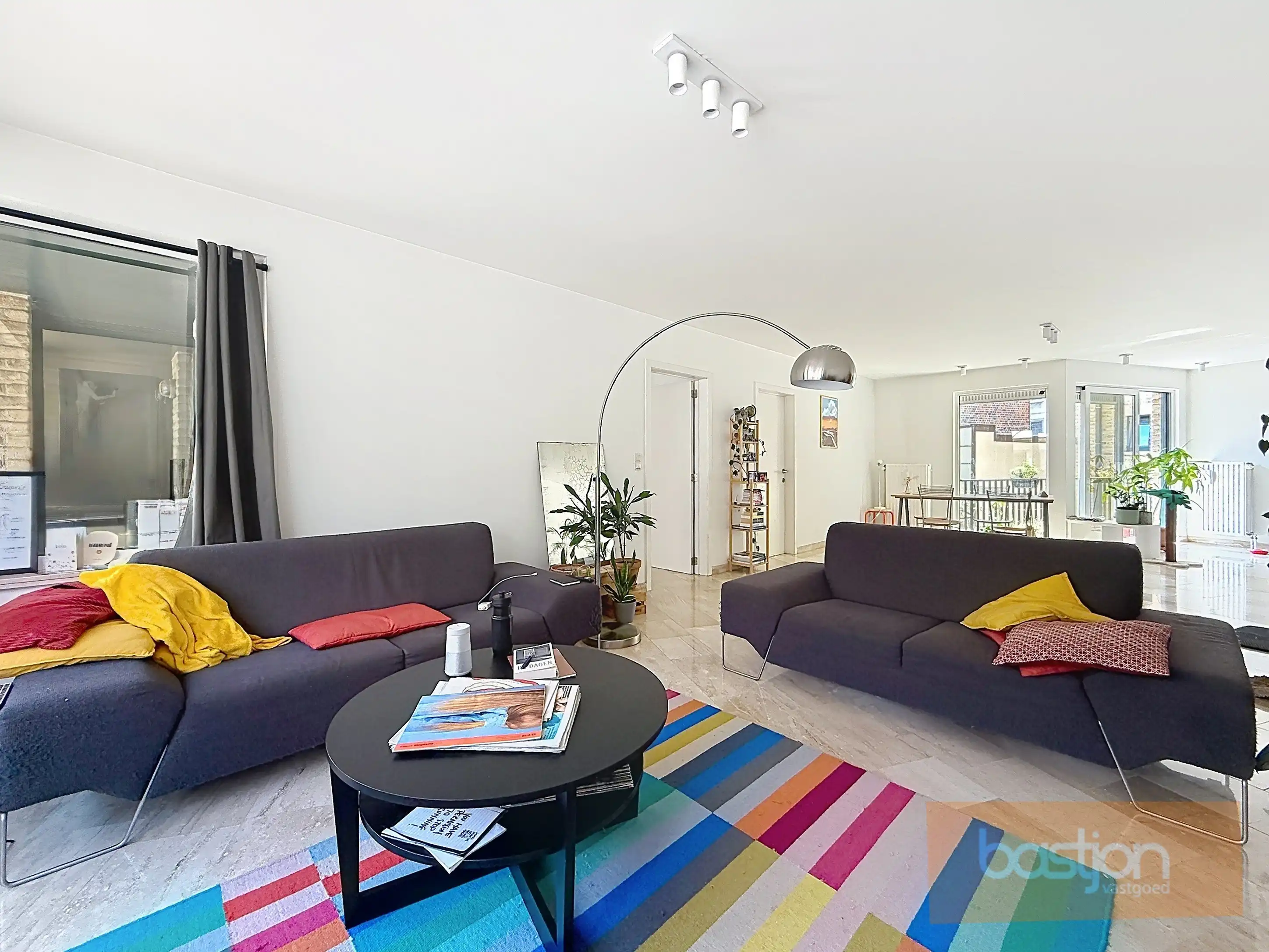 Centraal gelegen ruim appartement met 3 slaapkamers en garage. foto 6