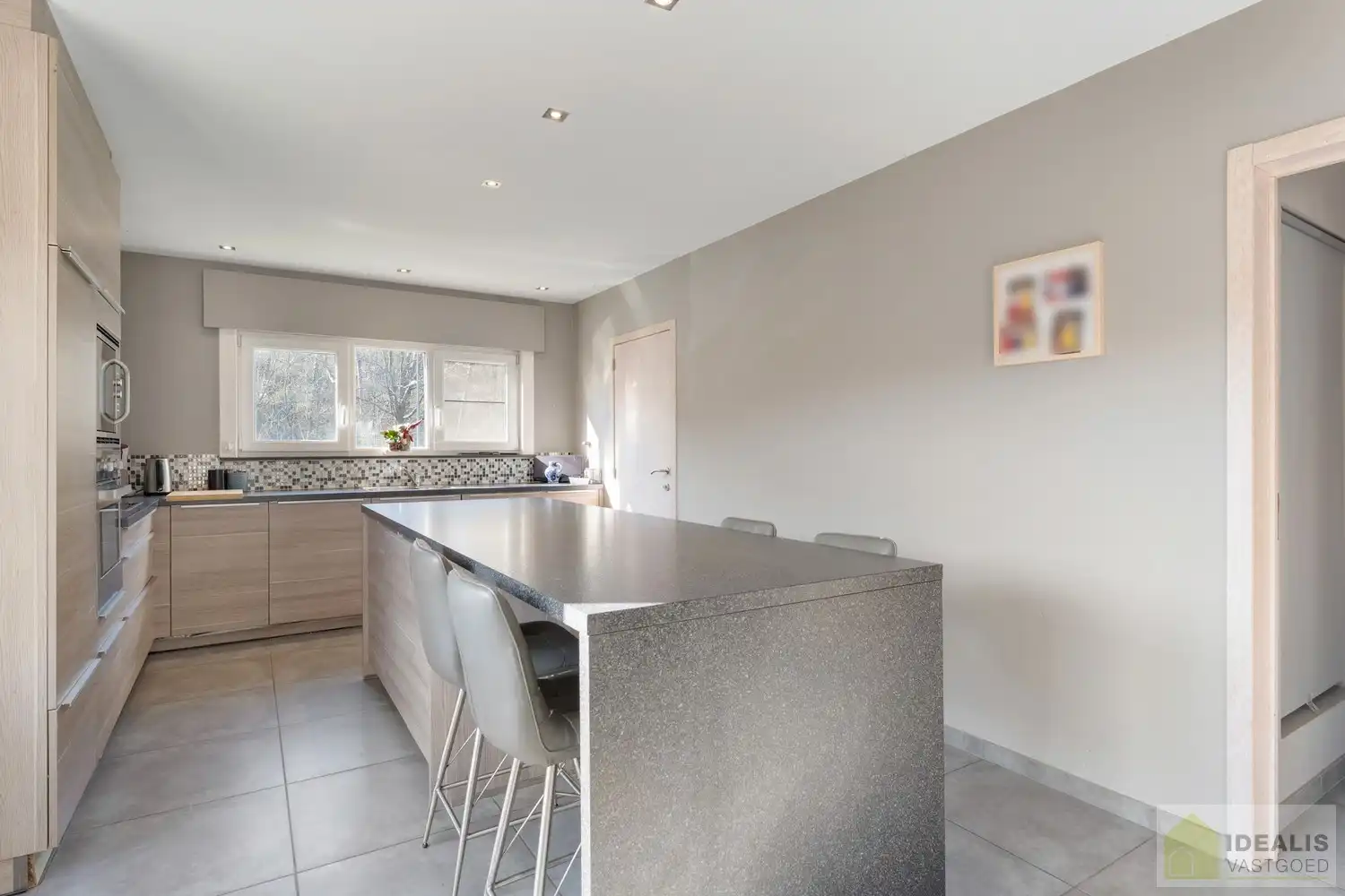 IDEALIS VASTGOED - CHARMANTE INSTAPKLARE GEZINSWONING MET EEN LICHTRIJKE LEEFRUIMTE, MODERNE OPEN KEUKEN MET KOOKEILAND, 3 RUIME SLAAPKAMERS EN BADKAMER. DE WONING IS GELEGEN OP EEN PRACHTIG PERCEEL VAN 12A 68CA! Deze knappe bungalow omvat een aangename 140m² bewoonbare oppervlakte met een lichtrijke woonkamer met aansluitend een moderne open keuken met kookeiland (voorzien van alle comfort), 3 ruime slaapkamers en een badkamer. De woning biedt verder een kelderverdieping en een zeer ruime tuin. Een unieke kans voor kandidaten op zoek naar een instapklaar huis voorzien van alle faciliteiten op een hele fijne locatie tussen de centra van Oudsbergen, Bree en Peer! foto 10