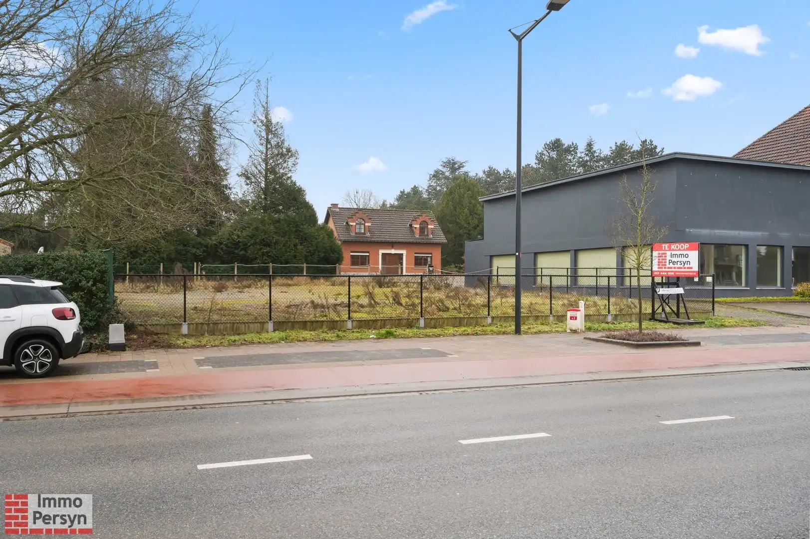 Twee percelen bouwgrond met ruime loods in één verkoop foto 3