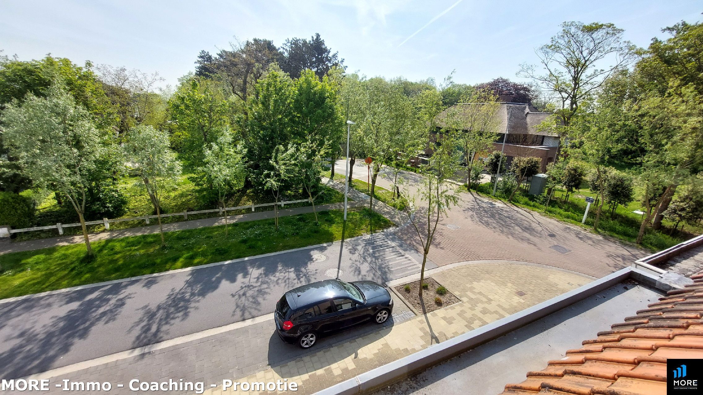 Rijwoning met voortuintje en koer foto 2