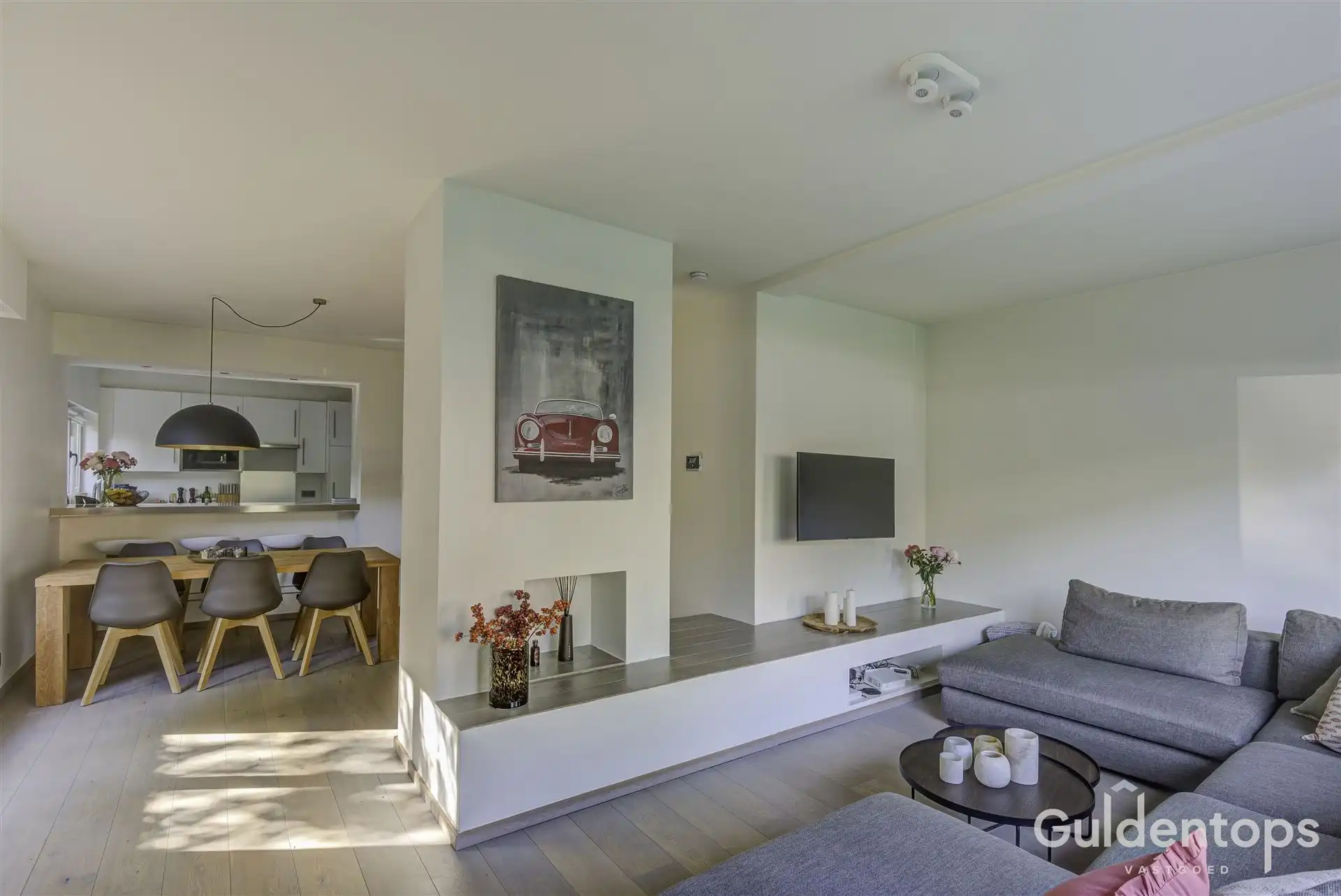 Modern ruim gelijkvloers (2 slk) appartement met ruime tuin foto {{pictureIndex}}