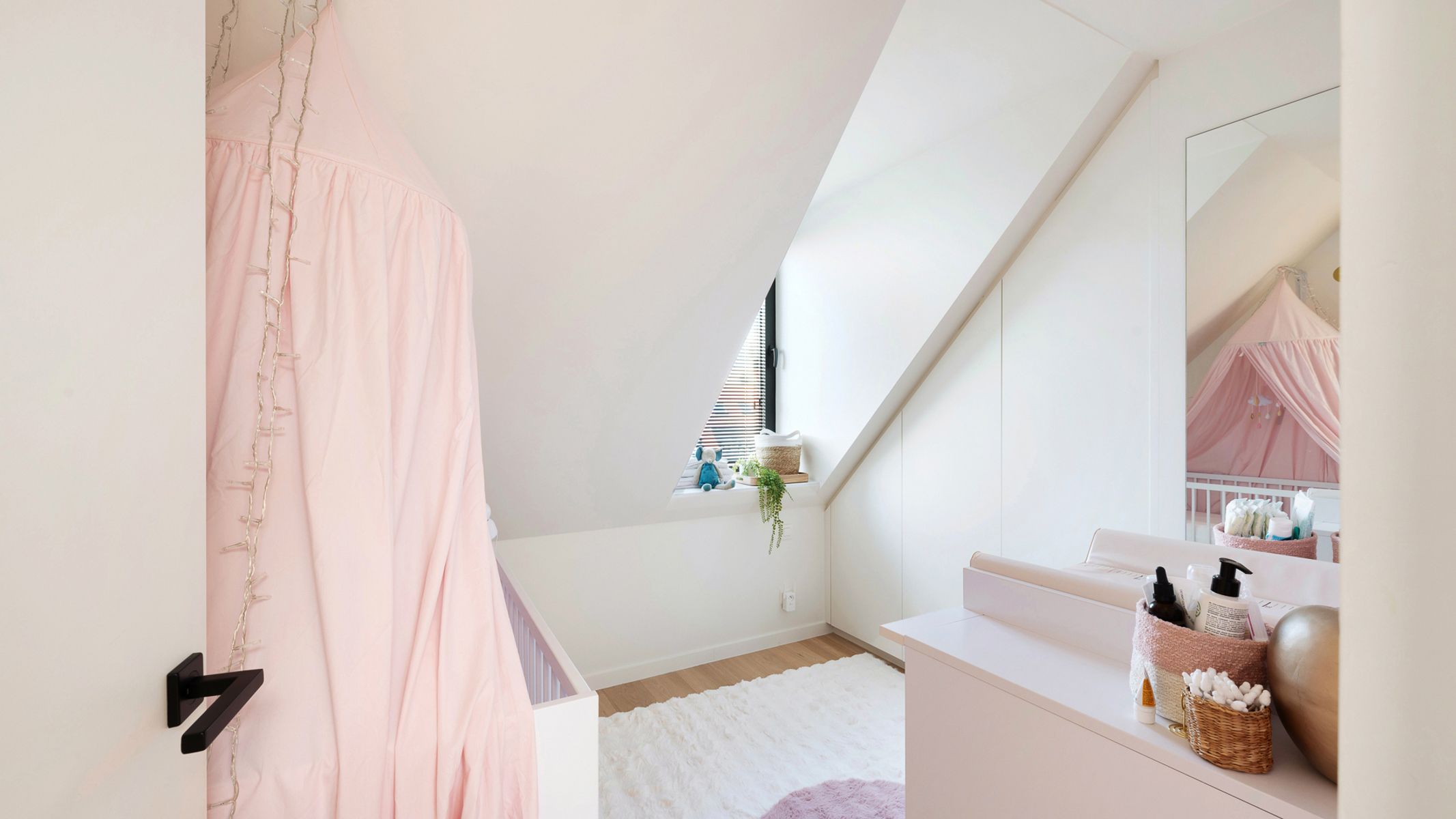 Stijlvol nieuwbouwappartement (2023) met zonneterrassen, op toplocatie vlak bij strand en winkels foto 20