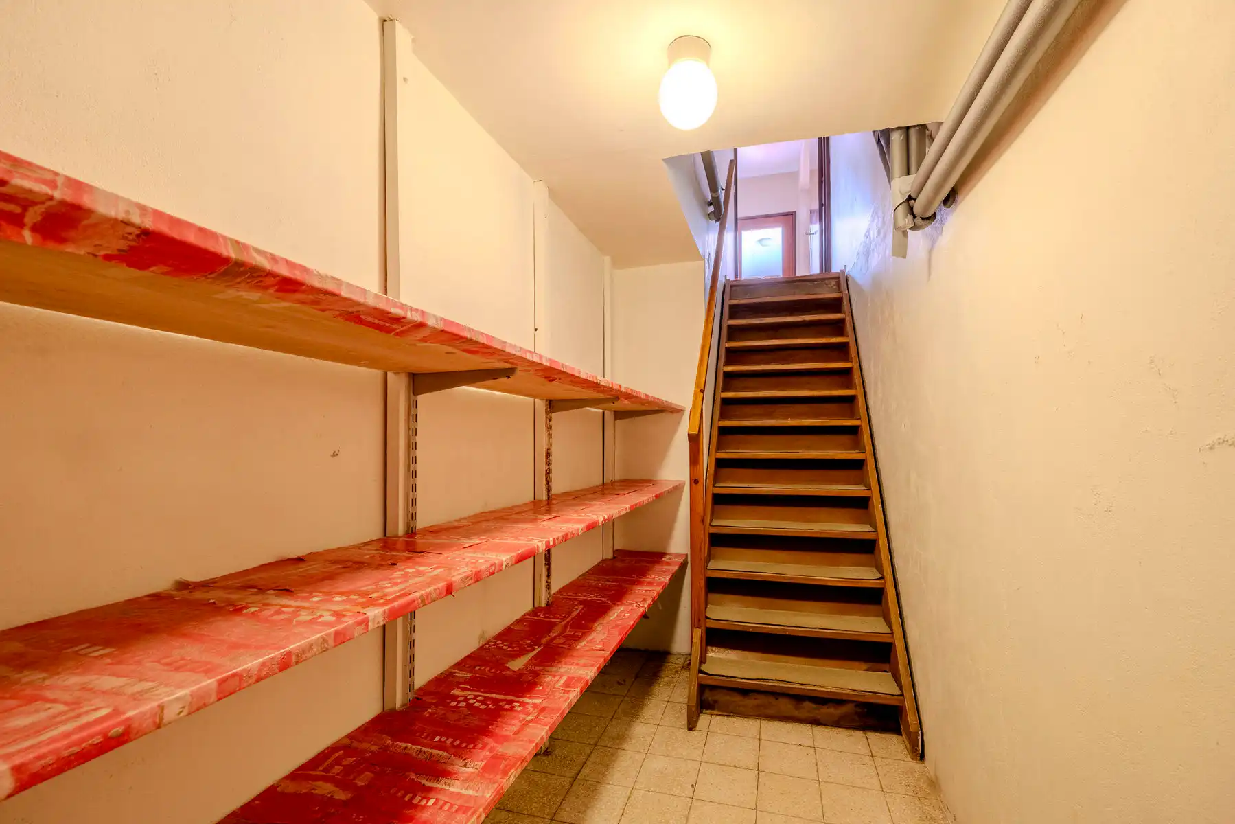 Te renoveren woning met veel potentieel op rustige locatie foto 22