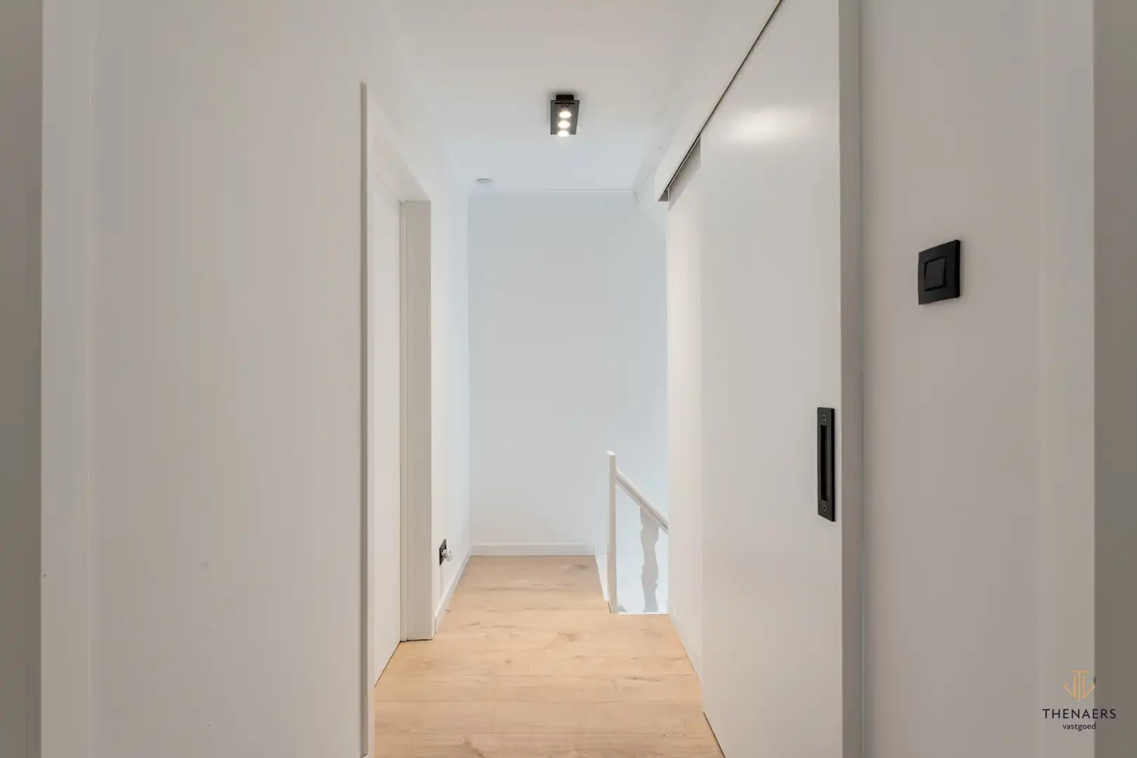 INSTAPKLARE WONING MET 3 SLAAPKAMERS, TUIN EN CARPORT. foto 18