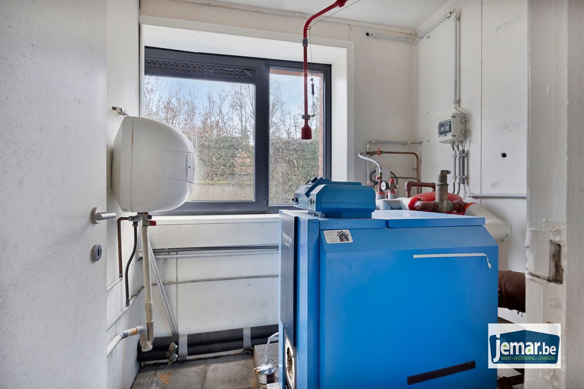 Villa met professionele opslagruimte, kelder en kantoorruimtes. foto 89