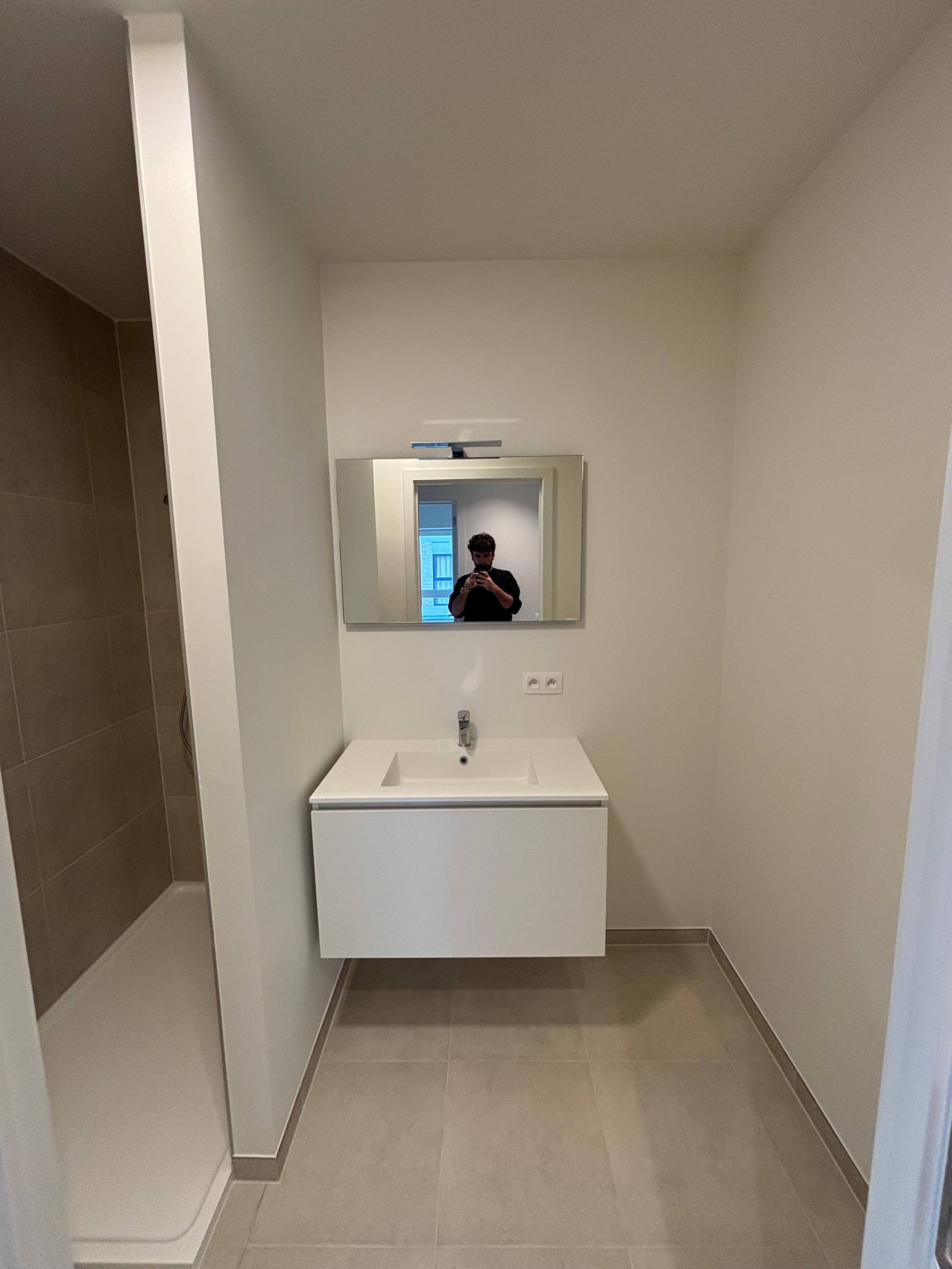 Nieuwbouw 1-slaapkamerappartement met bureau foto 8