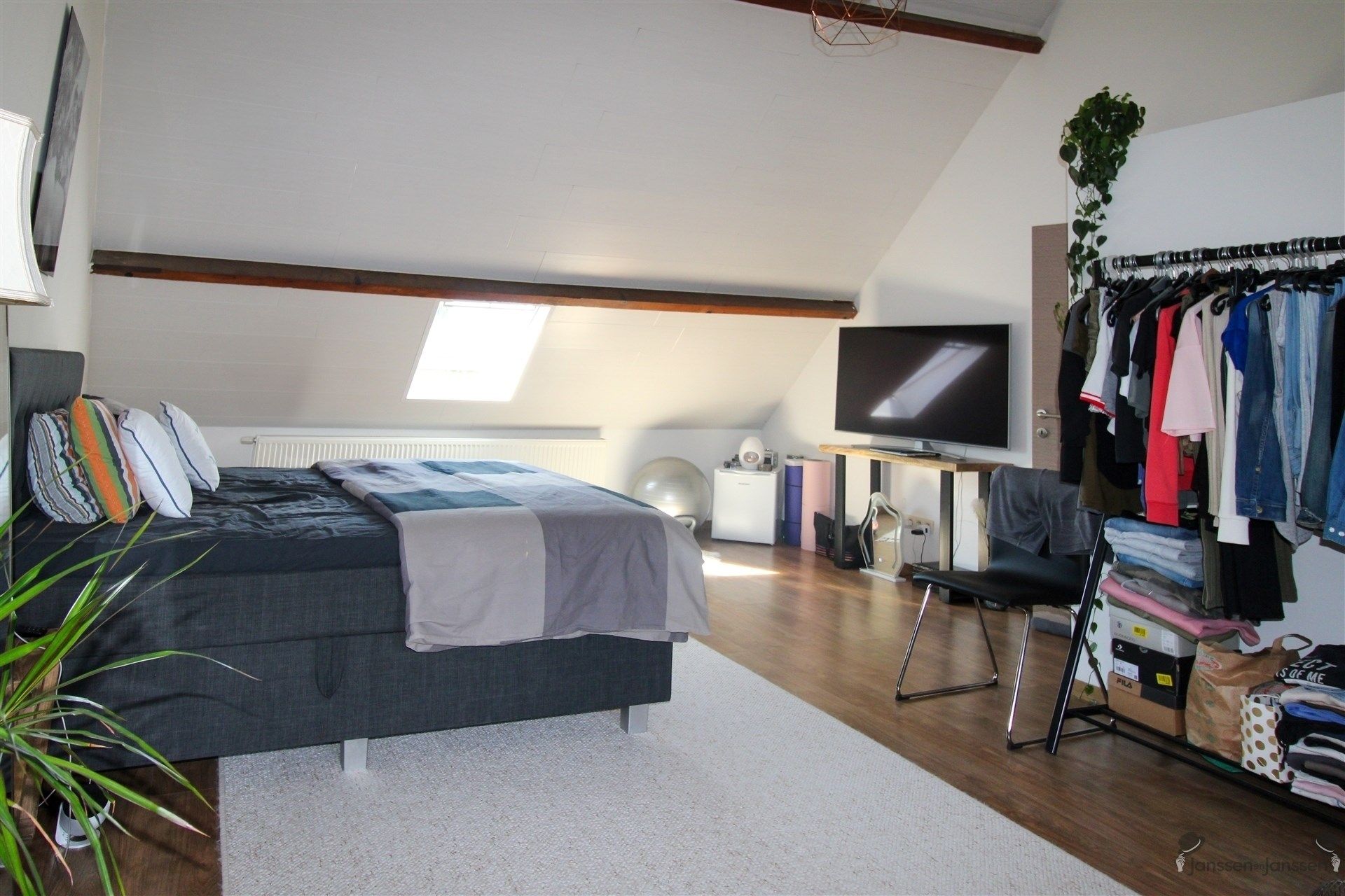 Instapklare woning met 3 slpks, garage en tuin foto 16