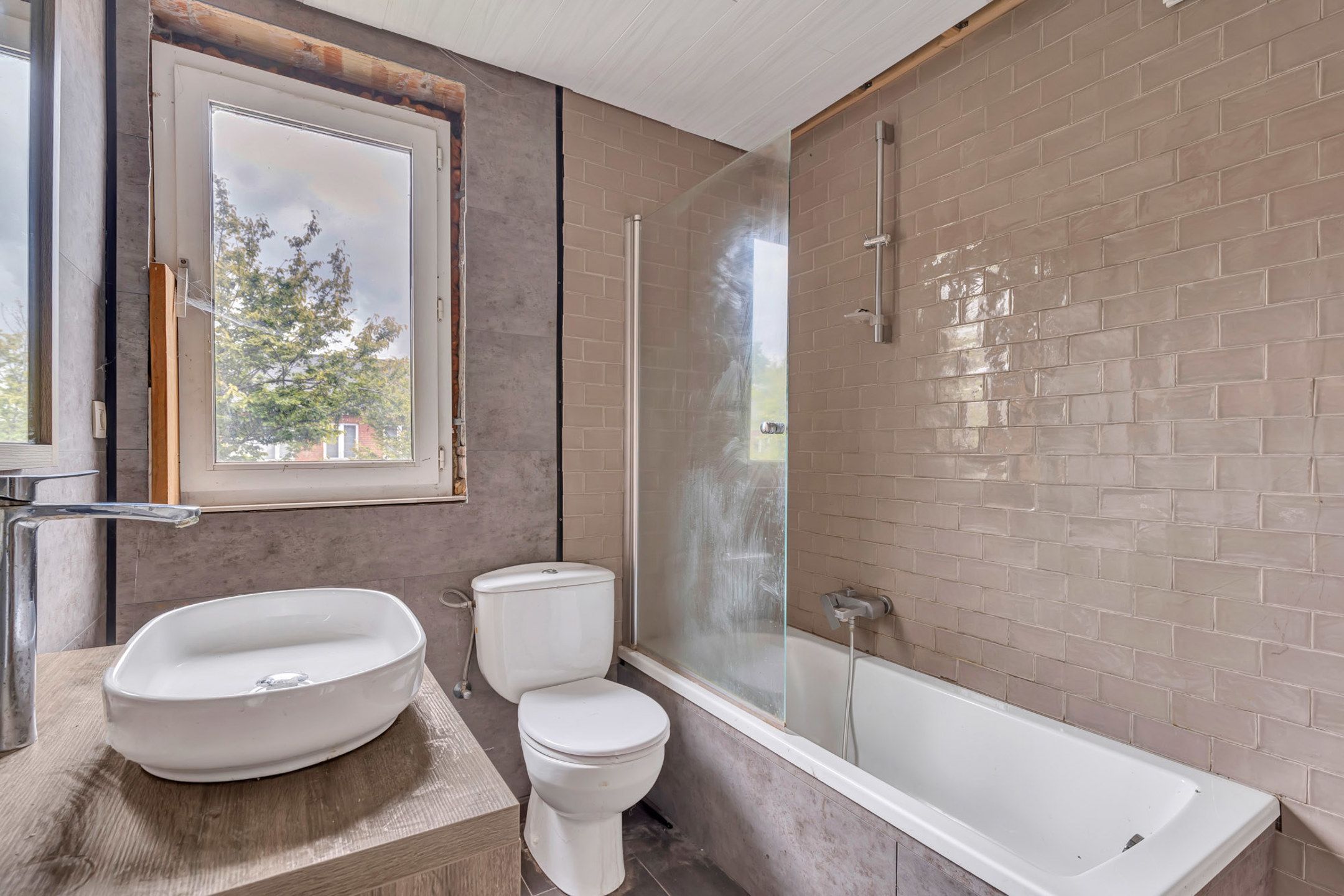 Renovatiewoning met vernieuwd dak en ramen in Lochristi foto 17