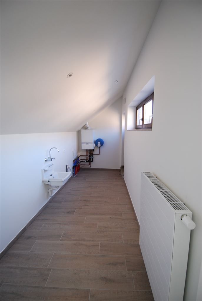 Volledig gerenoveerd duplex-appartement met 2 slaapkamers in het centrum van Maaseik met moderne afwerking. foto 18