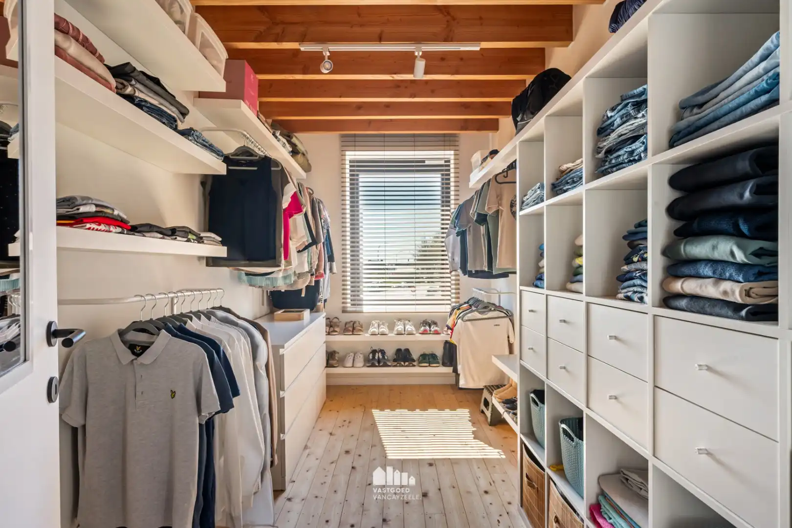 Volledig gerenoveerde woning met 5 slaapkamers, zonnige tuin en garage foto 26