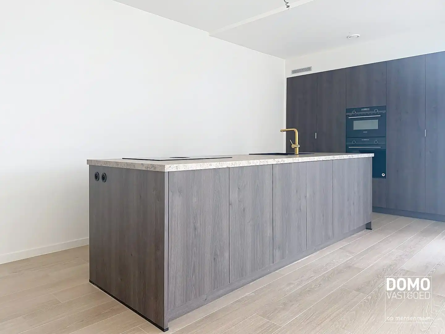 RUIM APPARTEMENT MET PRACHTIG TERRAS, LIFT EN GARAGEBOX IN CENTRUM KERMT foto {{pictureIndex}}