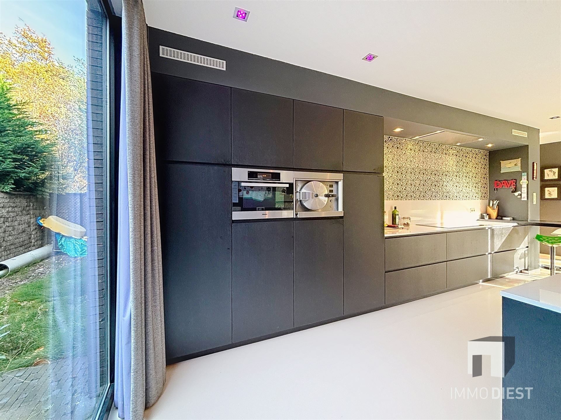 Moderne en strakke villa met veel lichtinval foto 15